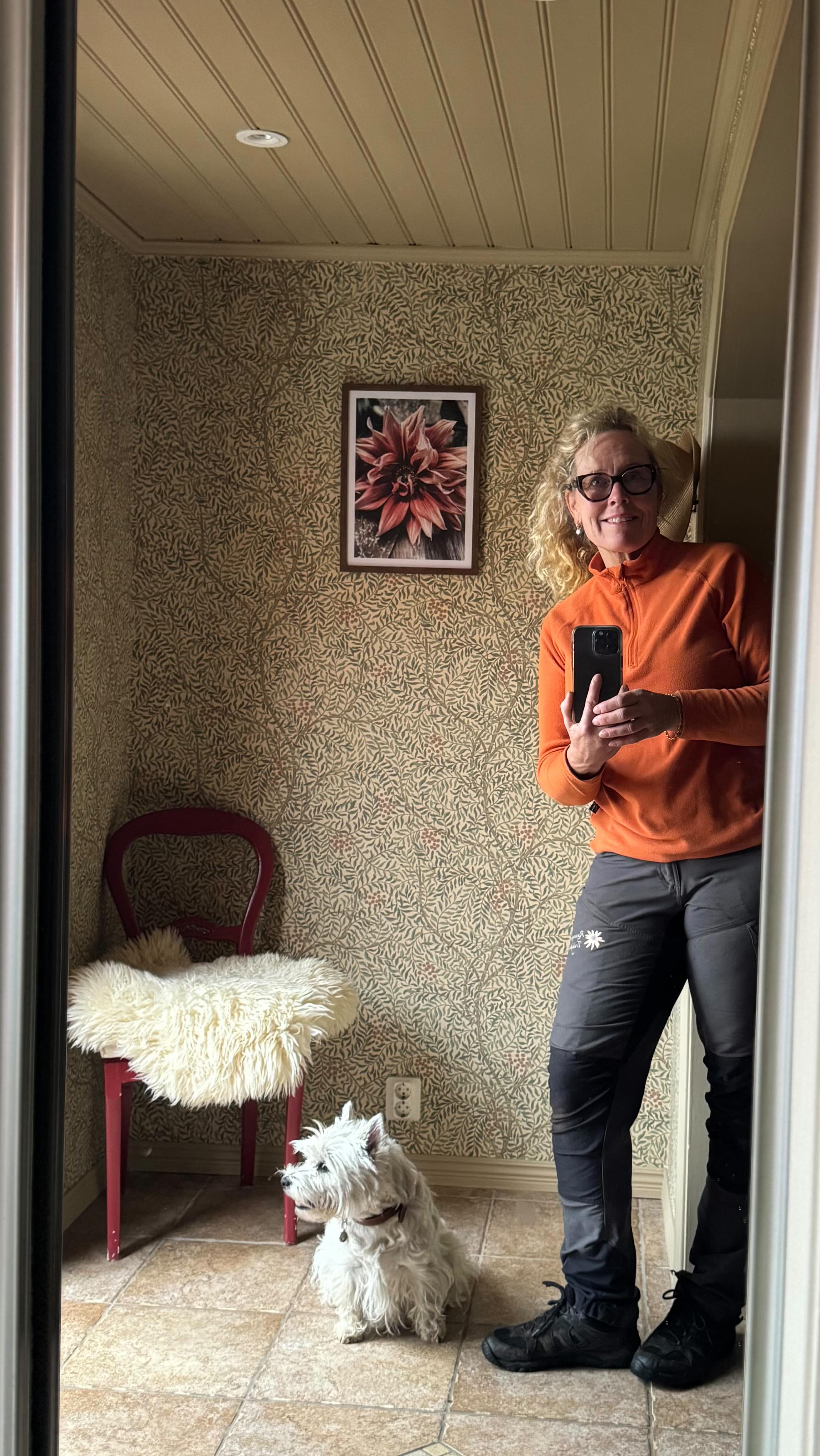 ~Första intrycket börjar i hallen~
Som stilinredare inom måleribranschen och på @nordsjo_andersnilssonsmaleri brukar jag säga till kunden: det första intrycket av ett hem får man redan i hallen. Det ska kännas både välkomnande och skönt att kliva innanför dörren.
Jag älskar att göra om – och i hallen kan det ske ofta😬🫣
Ett litet utrymme där det går snabbt att skapa stor förändring.
Den här gången blev det lite mer än bara ny tapet…
Jag ville få bort allt det vita (tak, lister och garderobsdörr) och skapa en mjukare känsla.
Kulören blev ”Clear Melun” med Ambiance Superfinish Matt (min absoluta favoritprodukt!) från @nordsjosverige och @nordsjoidedesign.
Kontrasten mot dörrarna blev lugnare och helheten mer harmonisk.
Och med tapeten ”Simon Garden Green” från @sandbergwallpaper fick hallen verkligen den där inbjudande, ombonade känslan jag ville åt.
#tapetseraom #renovera #målaom #minhall #nordsjöideochdesign #målaochtapetsera
#stilinredare #inredning #design #interiorinspiration #swedishhome #swedishhouse #mitthem #inredningshjälp #inredning