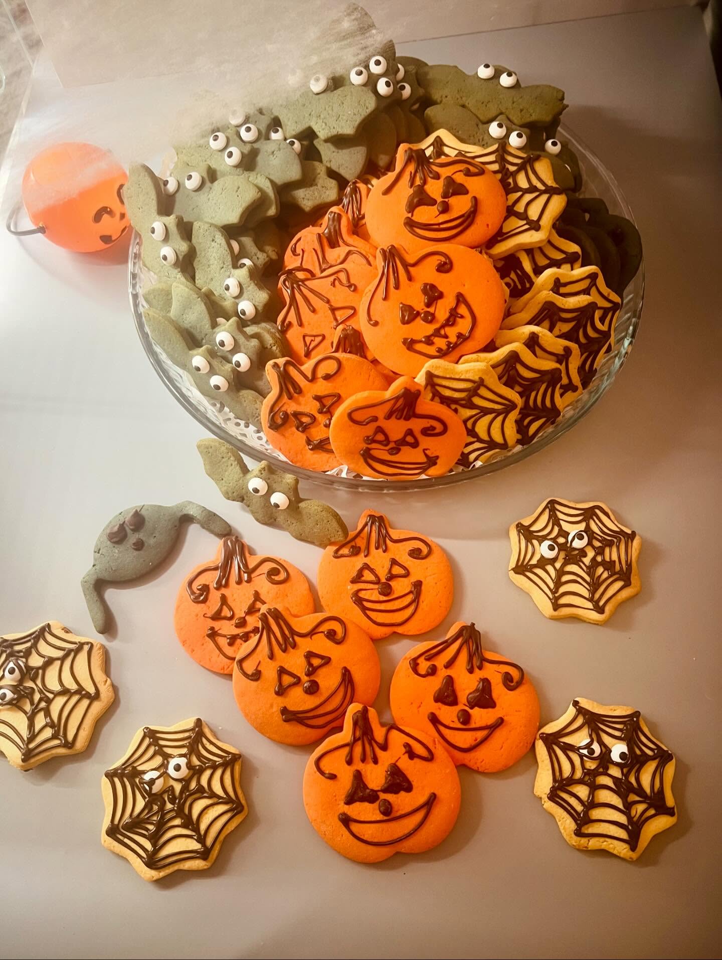 Boo! 👻Biscotti a forma di fantasma con occhietti curiosi e altri dolci di Halloween decorati a mano, uno per uno. Perfetti sia per lo spuntino di mezzanotte, sia per aprire gli occhi e svegliarsi al mattino. Sono proprio un potente incantesimo! 🪄
Tranquilli, non c’è nulla di misterioso, a parte le nostre mitiche ricette gluten free!
Li trovate solo per pochi giorni, nei nostri negozi di Bologna e Milano.
#laspigaamica #glutenfree #senzaglutine #halloweenglutenfree #dolcisenzaglutine