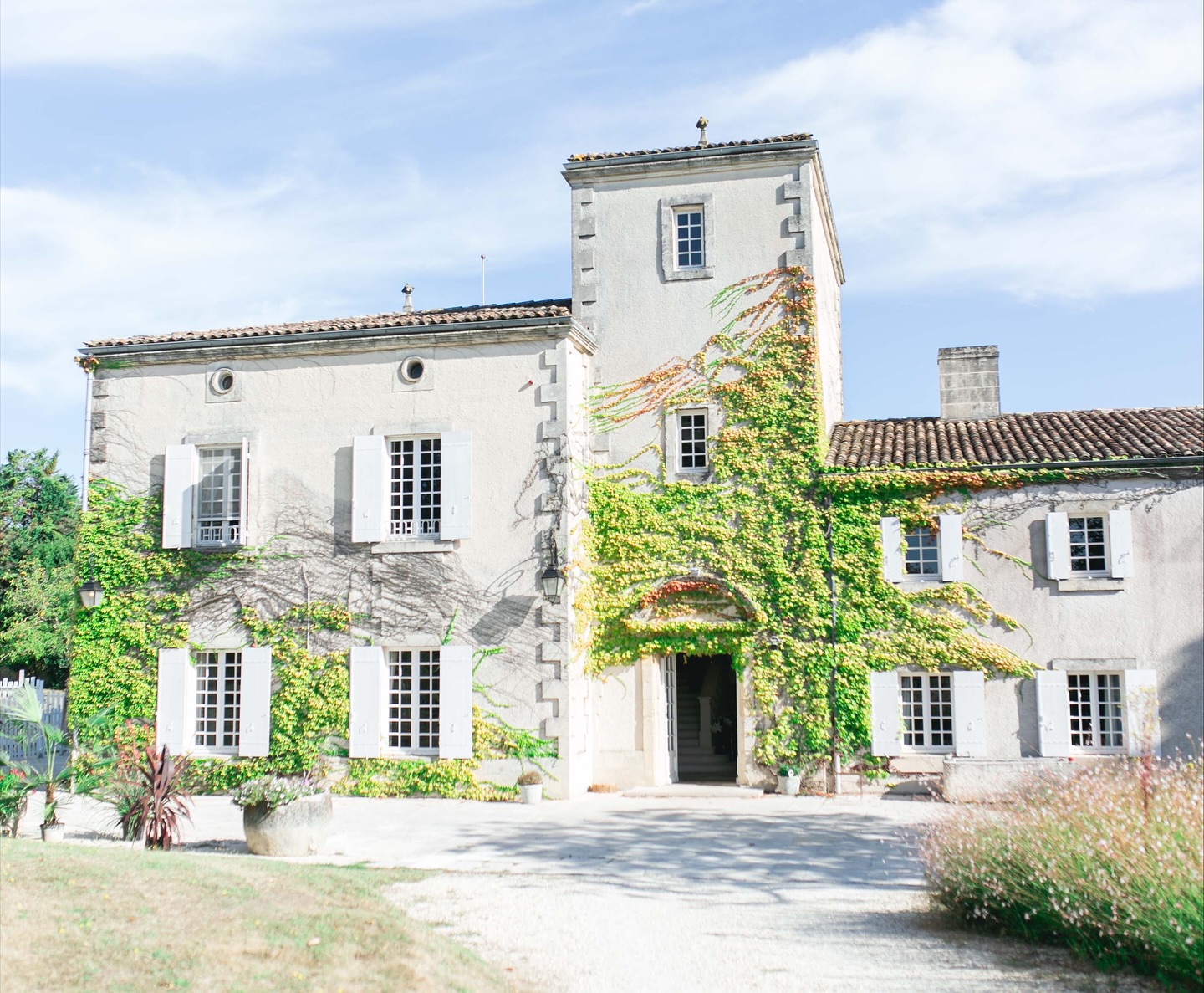 Une cérémonie pas comme les autres… 😊
Pour fêter son baptême, Petite Rose a vécu l’un de ces moments que l’on n’oublie pas.
Un joli domaine, une cérémonie en plein air, entourée des siens…
Et puis cette entrée super mignonne, Rose arrivant à poney, guidée par sa maman 🐴💗
Un baptême pensé comme une fête familiale, pleine de rires et d’émotions.
Et moi, j’ai eu la chance d’en capturer chaque petit détail 😊
Ces souvenirs-là… ils resteront pour la vie ✨
👉 Vous avez un baptême en préparation ?
Je serais ravie d’en discuter avec vous 🌿
@leclosdebellevue
#photographe
#photographebordeaux #photographebaptême #baptêmebordeaux #photographefamillebordeaux #photographegironde #photographebassin #baptême2025 #evenementfamille #familyphotographer #weddingandfamilyphotographer #photographesudouest #domaine #evenement #domainebordeaux #photographefineart #childrenphotography #ceremonielaïque #familleheureuse