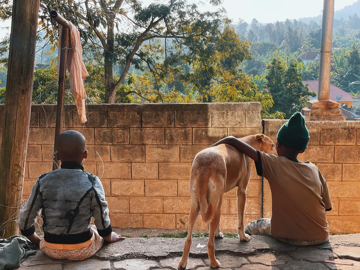Gemeinsam sein bedeutet füreinander da zu sein. Im Kinderheim stehen sie sich in großen und kleinen Momenten bei, teilen Freude und Sorgen und schenken sich das Gefühl, Teil einer großen Familie zu sein. Ihre große Liebe, ihr Hund Pablo ist dabei immer an ihrer Seite. Aus diesem Zusammenhalt entsteht die Kraft, an sich selbst und aneinander zu glauben.❤️🫂🐾
English:
Being together means being there for one another. In the children’s home they stand by each other through big and small moments, sharing joy and worries and giving one another the feeling of belonging to a big family. Their great love, their dog Pablo is always by their side. From this bond comes the strength to believe in themselves and in each other.❤️🫂🐾
Italiano:
Stare insieme significa esserci l’uno per l’altro. Nella casa dei bambini si sostengono nei momenti grandi e in quelli piccoli, condividono gioie e difficoltà e si donano a vicenda il sentimento di far parte di una grande famiglia. Il grande amore e il loro cane Pablo sono sempre al loro fianco. Da questo legame nasce la forza di credere in se stessi e negli altri.❤️🫂🐾