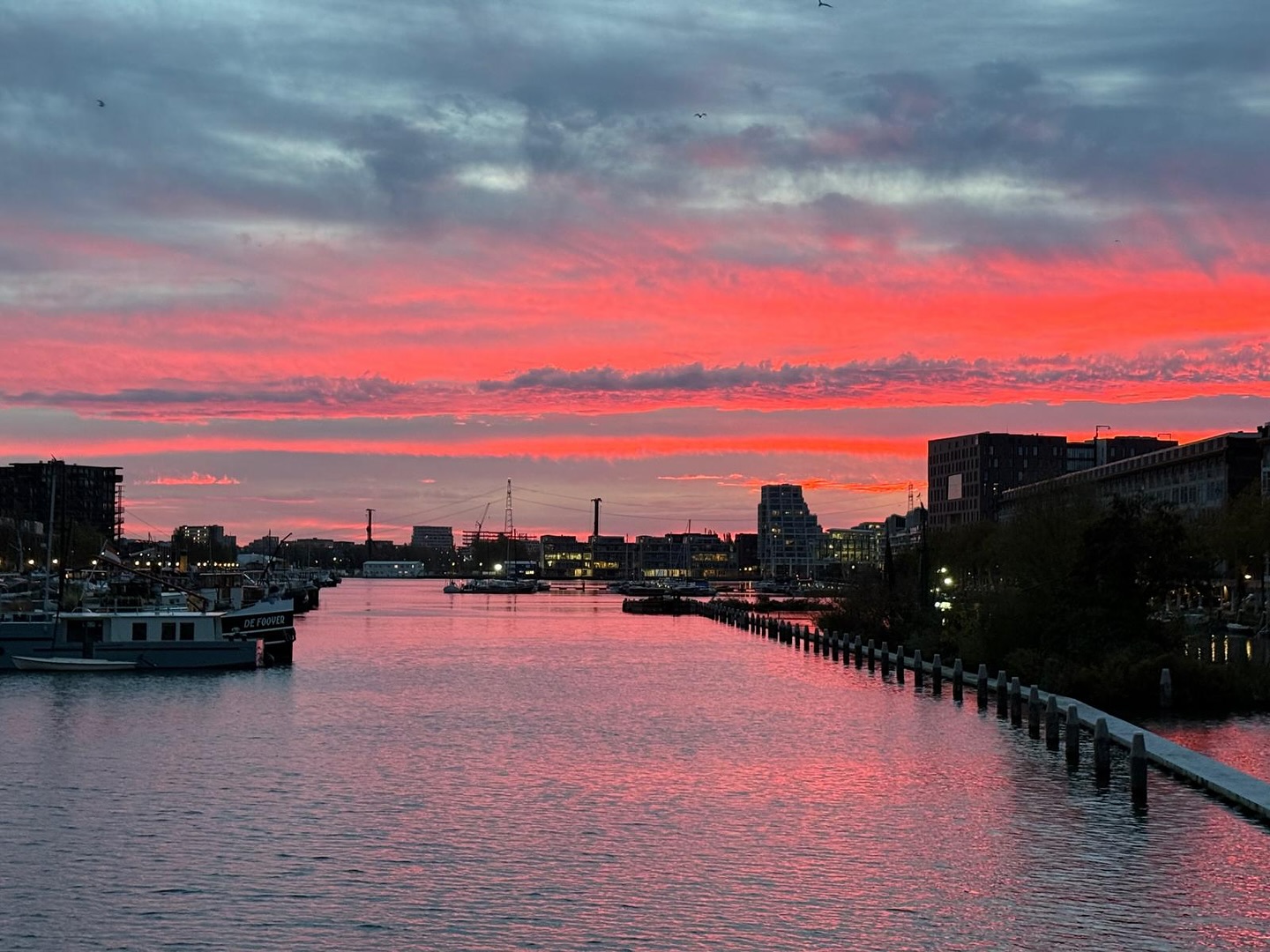 De dag begint met roze kleuren boven de kade π
Een moment van rust voor de drukte van de schooldag begint. Even stilstaan, diep ademhalen en genieten van de zonsopgang π
#ochtendmoment #zonsopgang #stilstaan #schoolleven #kade