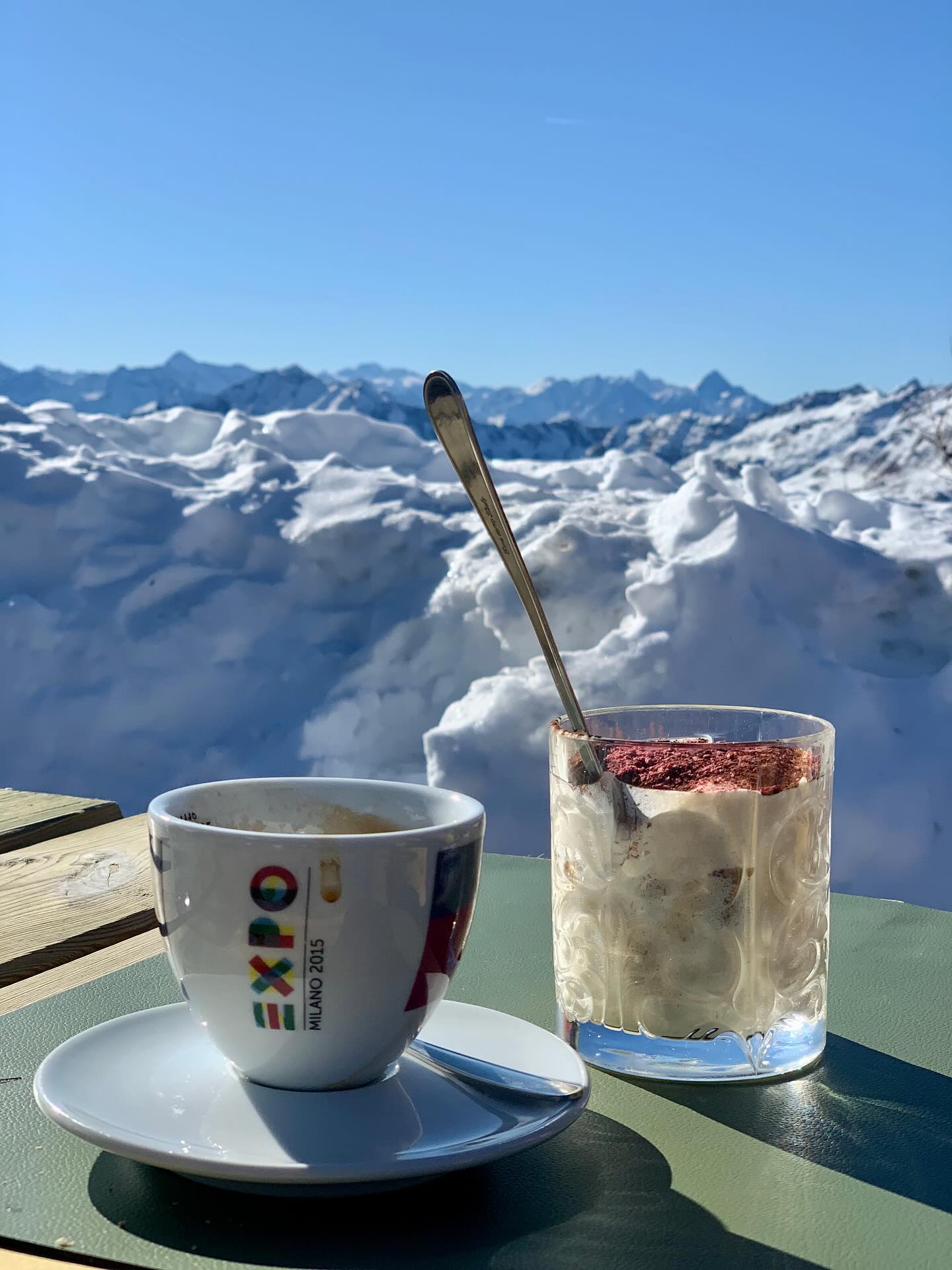 Italienska alperna lockar inte bara med sin fantastiska skidåkning… vad sägs om en kaffe och Tiramisu med bergsutsikt i solen? ☀️😍💕☕️
✨ Vi har platser kvar till vår Freeride-weekend, Alagana (@visitmonterosa) 11-15 mars 2026! 🤩✨
❄️ Resan arrangeras i samarbete med @apollosports ❄️
Mer info via länk i vår bio. Varmt välkommen till bergen!