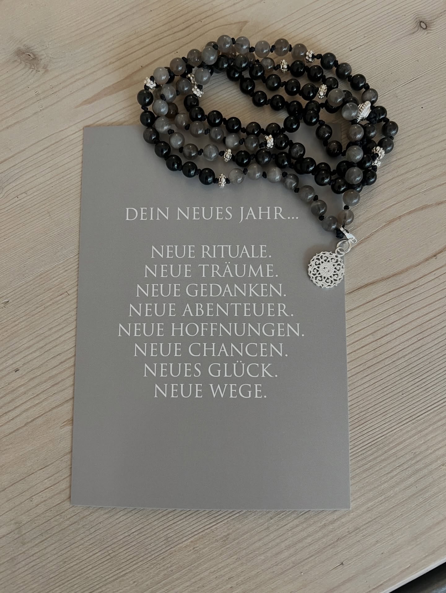 ✨ Mistic Muse Mala – Beginne Dein Jahr mit Klarheit ✨
Starte Dein neues Jahr bewusst und mit klarer Intention. In diesem Workshop gestaltest Du Deine eigene Mala – ein einzigartiges Schmuckstück, das Dich auf Deinem Weg begleitet und an Deine Ziele erinnert.
Tauche ein in achtsame Momente, wähle Deine Edelsteine intuitiv und spüre, wie aus jeder Perle Deine persönliche Energie entsteht. 🌿💫
Ein Workshop für Herz, Hand & Seele – für mehr Fokus, Ruhe und innere Klarheit zum Jahresbeginn.
👉 Melde Dich jetzt an und sichere Dir Deinen Platz – die Teilnehmerzahl ist begrenzt!
📍 Vivescam Atelier, Bubikon
📅 Datum & Details findest Du auf meiner Homepage.
#Vivescam #MisticMuseMala #MalaWorkshop #Edelsteinschmuck #SchweizerManufaktur #WorkshopSchweiz #Achtsamkeit #Selbstfürsorge #MindfulnessSchweiz #SoulAndSenses #BohoStyle #Kreativzeit #EdelsteineSchweiz #Klarheit #IntentionSetzen #CreateAndShine #HandmadeWithLove #Bubikon #ZürichOberland #Zürichsee #Frauenpower #SchweizerLabel #WellbeingSchweiz #NeuesJahrNeueEnergie #SpiritualitätSchweiz