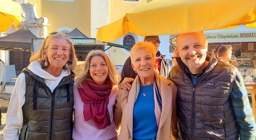 FINALE! 😍🙌🏼
Bei strahlendem Sonnenschein ☀️ hat die Weinkiste nach 𝟭𝟭 𝗠𝗮𝗿𝗸𝘁𝘀𝗮𝗶𝘀𝗼𝗻𝗲𝗻 bzw. 𝟯𝟰𝟰 𝗠𝗮𝗿𝗸𝘁𝘁𝗮𝗴𝗲𝗻 letzten Freitag ihren allerletzten Wochenmarkt 👩🌾 gehabt.
Ein großes Dankeschön an das gesamte Team vom Ortsmarketing für die gute und umsichtige Organisation über all die Jahre. 😊
Ein großes Dankeschön an unsere Marktstandler-KollegInnen für den einmalig guten Zusammenhalt. 💚
Herzlichen Dank unseren vielen, vielen 𝗦𝘁𝗮𝗺𝗺𝗸𝘂𝗻𝗱𝗜𝗻𝗻𝗲𝗻 die uns jahrelang treu unterstützt haben.🍷
Der größte Dank gilt aber unseren 𝗹𝗶𝗲𝗯𝗲𝗻 𝗠𝗶𝘁𝗮𝗿𝗯𝗲𝗶𝘁𝗲𝗿𝗻𝗜𝗻𝗻𝗲𝗻 - ohne euch hätten wir es nicht geschafft! 💪
@treffpunkt_stjohann
•
•
•
#letzterwochenmarkt #sonne #markt #dankeschön #wirliebenwein #genussinklusive #regionaleinkaufen #thinkpositive #weinkiste #wine #weinkistestjohann @kitzalpen @austrianwine