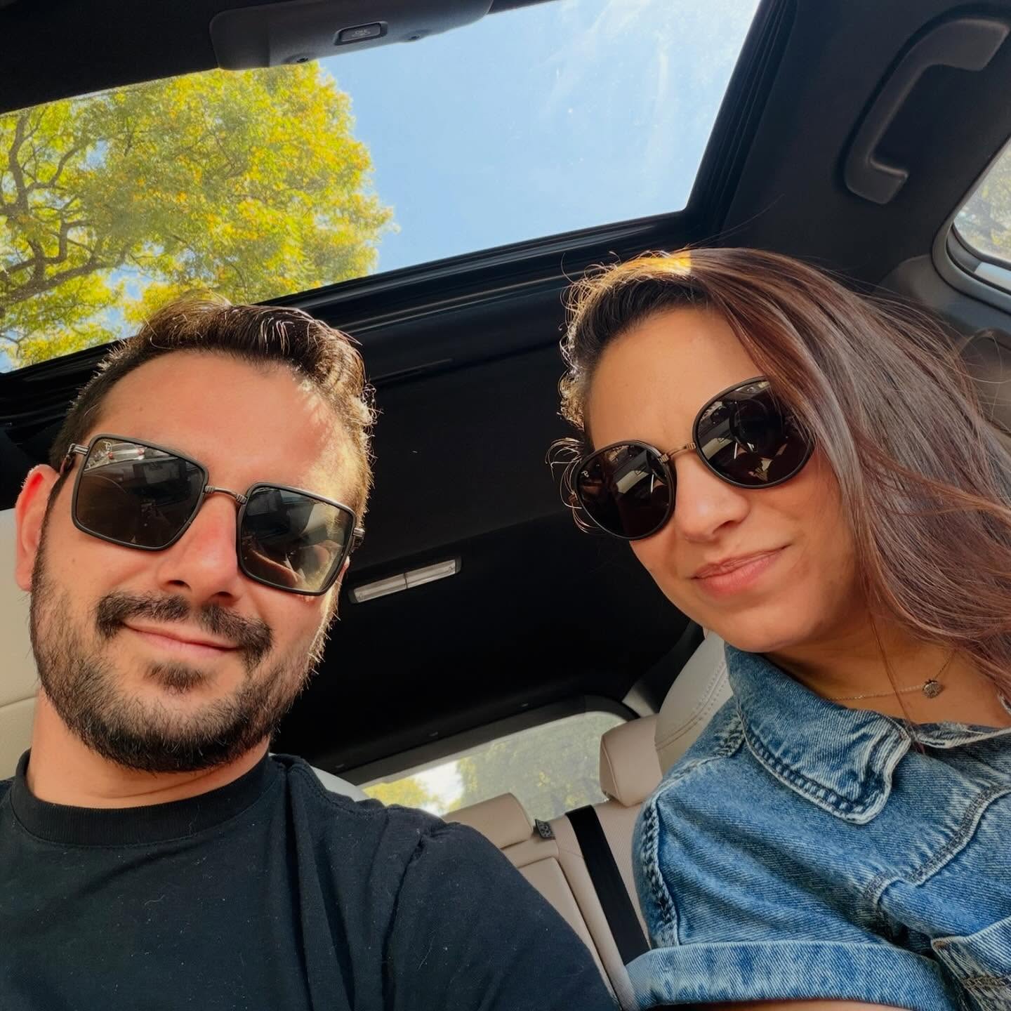 São já quase 22 anos de história. 22 anos aprendendo um com o outro e ensinado um ao outro.
Cada tijolinho que foi colocado nessa relação tem a mão dos dois. Só a mão não: tem os braços, as pernas, o coração.. nós jogamos de corpo inteiro nessa história e, mesmo sem saber o que seria da gente, apostamos no que a gente sentia.
Não houve planejamento no início porque planos não cabem dentro de situações que a gente tá resolvendo todos os dias. Mas houveram muitos sonhos. E houve muita parceria. O que foi fundamental nos dias difíceis.
E a gente que não tem viés religioso nem místico, que costuma sempre pender pra razão, já ouvimos de várias pessoas que somos almas gêmeas. Gente dizendo que trouxe recado de Deus, gente dizendo que viu nas estrelas, gente dizendo que a gente se parece de fisionomia e que isso é sinal de que fomos feitos um para o outro.
Eu acredito em todas as palavras ditas sobre nós porque vivo elas todos os dias, ao logo desses anos todos.
Nossa conexão é mesmo de outro mundo.