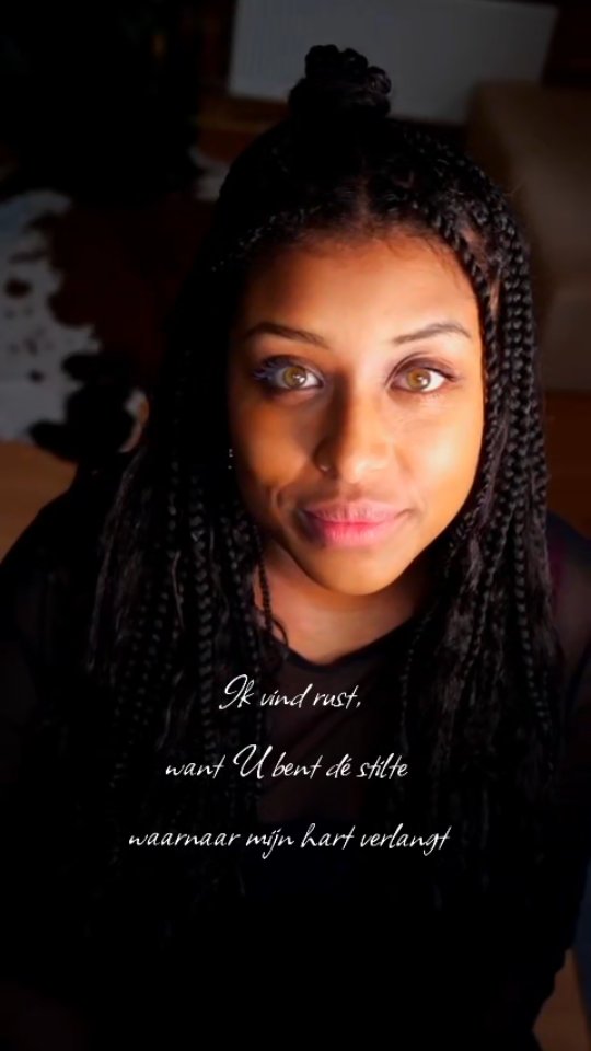 In de stilte van de nacht
hoor ik Uw stem die zegt
hoeveel U van mij houdt.
Ik vind rust,
want U bent dé stilte
waarnaar mijn hart verlangt.
#salomé #destilte #rust #jesushoudtvanmij