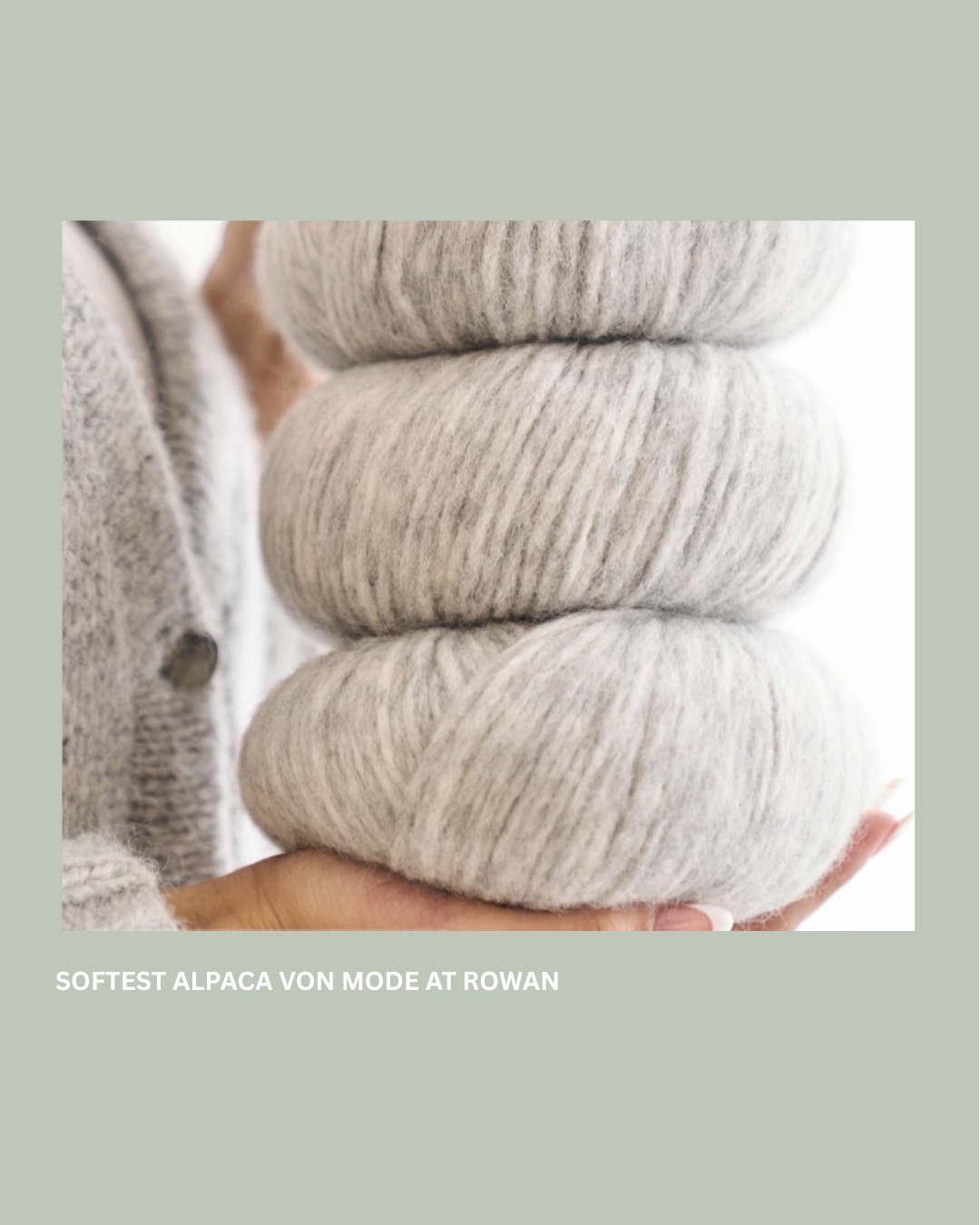 Ihr seid auf der Suche nach einem absoluten Kuschelstück – ganz ohne Mohair?
Die Softest Alpaca von Mode at Rowan bietet genau das! Ein weicheres Garn mit diesem schönen Volumen ist kaum zu finden.
Auch der Weg in die Schweiz war nicht ganz einfach: Aufgrund eines Generalstreiks in Peru konnte die Wolle zunächst nicht aus der lokalen Spinnerei versendet werden. Jetzt sind jedoch alle Farben eingetroffen – und pünktlich zum Start der kalten Jahreszeit kann es endlich losgehen.
So ist das eben, wenn ein Material so lokal und nachhaltig wie möglich verarbeitet wird.
Als Inspiration habe ich euch einige Modelle zusammengestellt, die nach einem kuschligen Herbst aussehen. Alle Farben sind wie immer online oder im Laden erhältlich.
#softestalpaca
#softestalpacamoderowan
#fibreatelier