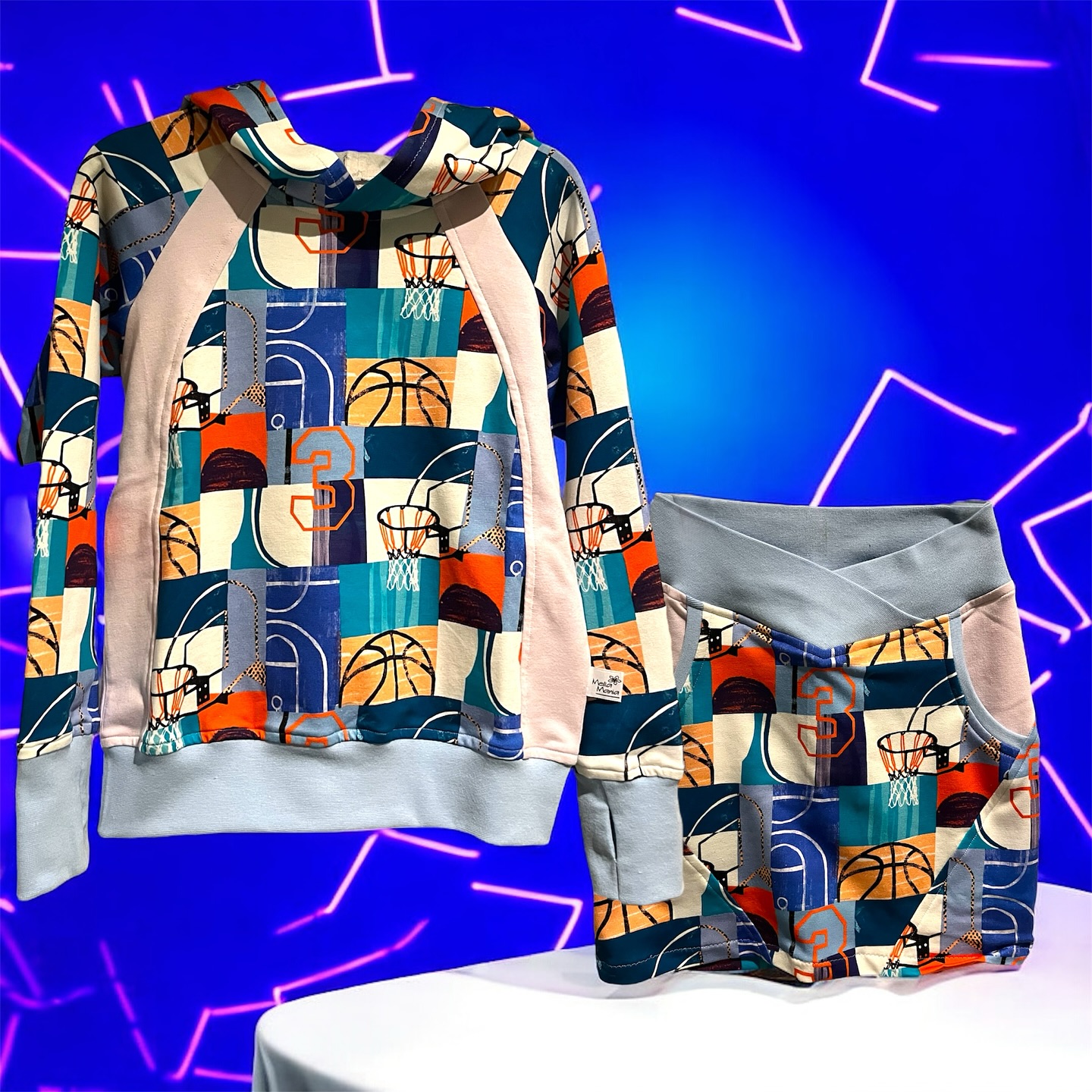 Warning: wearing this set may cause spontaneous slam dunks 🏀🔥
Meet the latest MVP of the wardrobe: the mini baller set — complete with hoodie + skirt, made from soft, French Terry fabric for max comfort and serious style.
🏀 Built for playground legends
🎯 Printed with hoops, balls, and just the right amount of attitude
🧵 Handmade, obviously
👩🏻🎤 Stylish colorblock composition of blue purple and pink
Whether they’re warming up for recess or turning the living room into a full-court press, this set is ready to play.
#MiniBallerMode #GameDayOutfit #HoopDreamsInStyle #KidStyleWithBounce #HandmadeWithHustle #SlamDunkSet