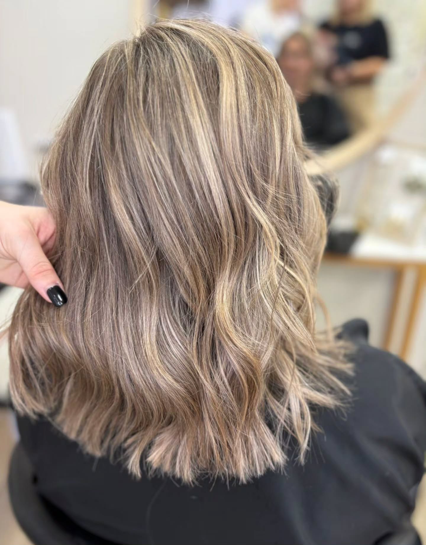 ✨ Éclaircissement tout en douceur ✨
Un résultat lumineux et naturel, parfait pour redonner de l’éclat sans effet racine 🤍
Idéal pour celles qui souhaitent raviver leur blond sans abîmer leurs cheveux — un fini fondu, brillant et soyeux ✨
📍 L’Esprit Coiffure – Noyelles-Godault
Réservation en ligne www.espritcoiffure.fr
ou par téléphone 📲 03 21 76 13 60
#lespritcoiffure #noyellesgodault #balayage #blondhair #coiffeurfemme #hairinspiration #soindescheveux #lumière #hairglow #coiffeurcoloriste #keune #momentdetente #bronde #coiffure #hairtransformation