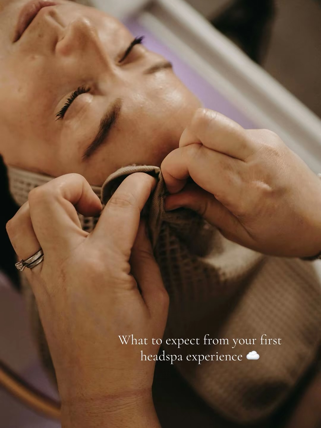 If you’ve been curious about headspas, here’s what really goes down 👇
From scalp analysis to steam, oils, and the dreamiest massage ever 💤
Your scalp will thank you (and so will your stress levels). 🌿✨
#headspa #scalpcare #hairwellness #selfcareday