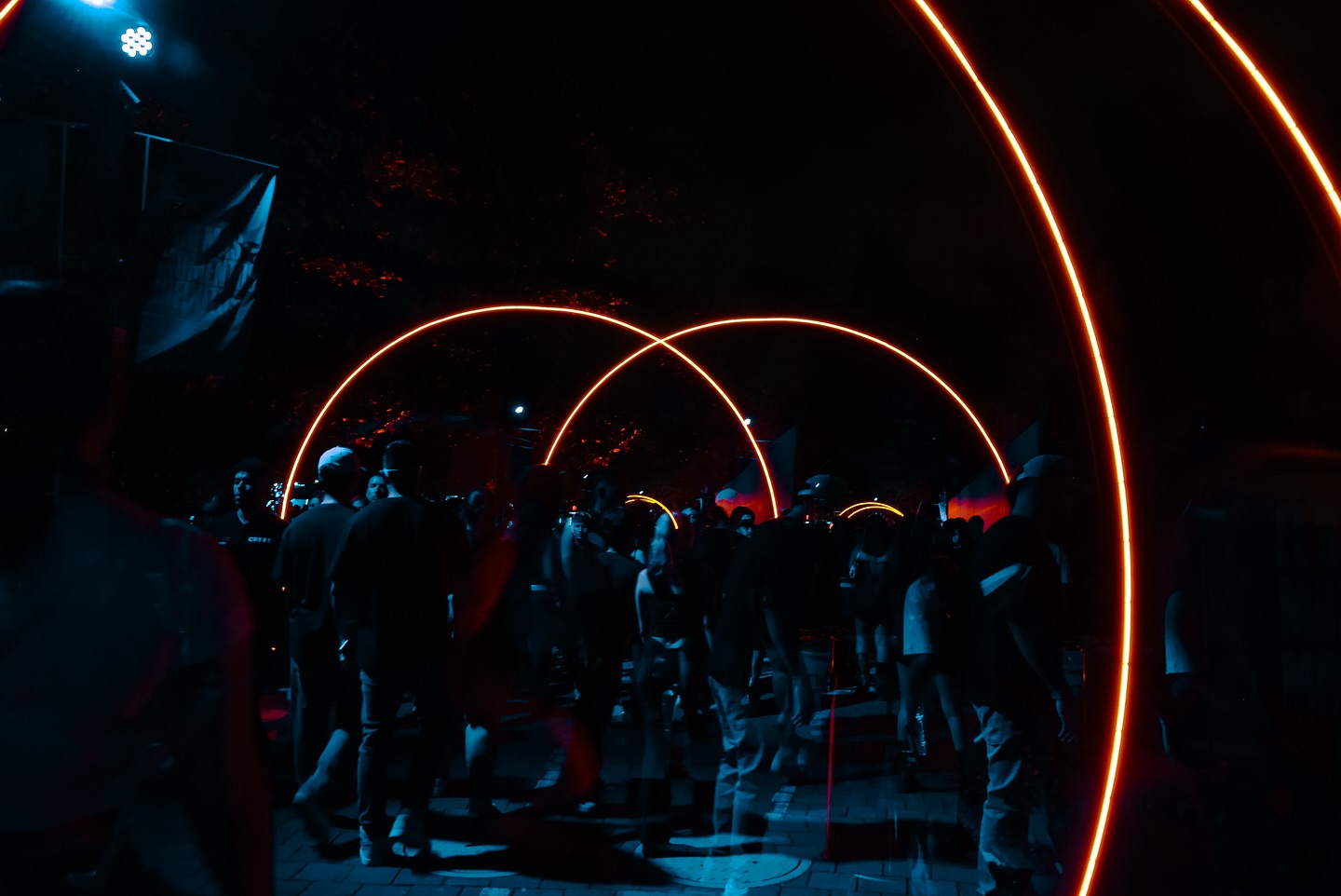 ▪️ Evento: @ritvales_
▪️Organiza: @breakfast_live
📌Nota completa en Bloggaleriadearte.com
Esta edición fue un giro de 360 grados. Y antes de que la música comenzara, una invitación me llegó: en un recorrido exclusivo para invitados, el mismísimo equipo de Tomorrowland confirmó la llegada de su aclamado escenario CORE a Medellín en 2026. Un prólogo de lujo que eleva las expectativas a un nivel estratosférico.