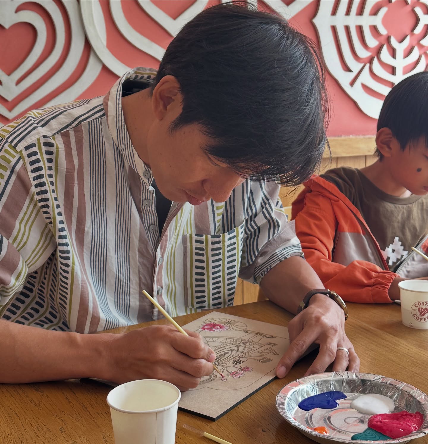 What a magnificent day for art and coffee! ☕🎨 We absolutely loved hosting the Srinathji Pichwai Workshop at the beautiful Costa Coffee, Khan Market. Seeing all of you dive into the intricate details of this 400-year-old traditional art was truly heartwarming. The concentration, the colours, and the coffee created the perfect Saturday leela! Thank you to every participant for making this event a grand success. Keep creating!
#Arttykase #SrinathjiPichwai #PichwaiArt #KhanMarket #CostaCoffeeIndia #DelhiArtWorkshop #TraditionalFolkArt #NathdwaraArt #CoffeeAndCulture #CreativeCommunity