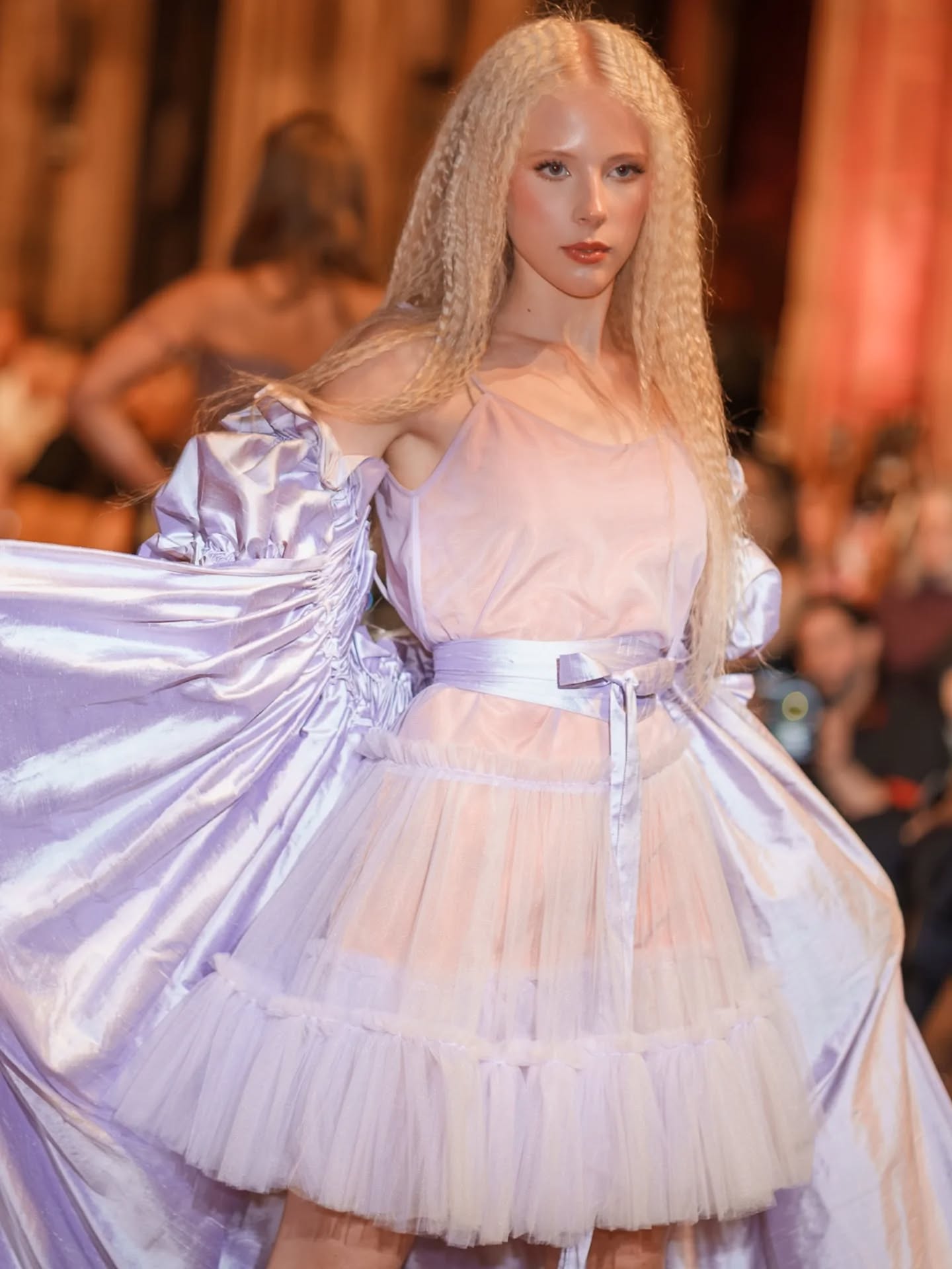 Look 7
@cheshirefashionweek '25 @chester_cathedral
Model @mangansophia ✨
Wearing @misty_couture
Makeup @alishaheapmakeup
Images 1-4 @chris_hunt_photographer
Images 5-7 @mariolawielgosz_photography
Images 8-9 @lukas_antonowicz
Video @jjmediafoxstudio
#cheshirefashionweek #mistycouture #bridalwear #bridalfashion #bespokecouture #bespokebride #couturefashion