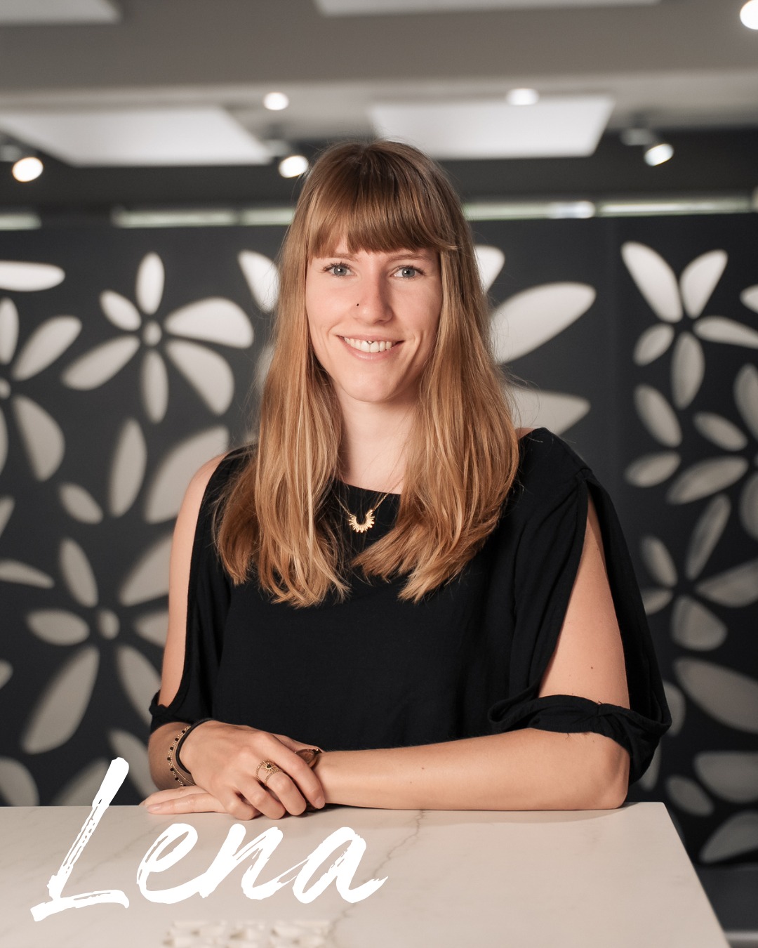 Heute stellen wir euch Lena vor! ✨
Seit Juni 2025 ist Lena Teil der Schreinerei Fust und bringt frischen Wind in unsere Kundenberatung und Innenarchitektur. Mit ihrer positiven Art, ihrem offenen Blick fürs Detail und einer ehrlichen Beratung begleitet sie unsere Kundinnen und Kunden von der ersten Idee bis zum fertigen Auftrag.
Lena ist 28 Jahre alt, sportlich aktiv und engagiert sich beim Schwimmen in der SLRG. In ihrer Freizeit ist sie gerne unter Leuten, an kulturellen Anlässen und voller Energie – eine echte Teamplayerin.
Ihr Lieblingsholz? Die Ulme. Auch wenn sie beim Verarbeiten einen eigenwilligen Geruch hat, liebt Lena ihre einzigartige Maserung und die Vielfältigkeit von Farben die im Holz vorkommen.
Was sie besonders macht? Weltoffenheit, Zuversicht, Ehrlichkeit und eine gute Portion Humor – Eigenschaften, die wir im Team sehr schätzen.
Schön, dass du bei uns bist, Lena! 🌿