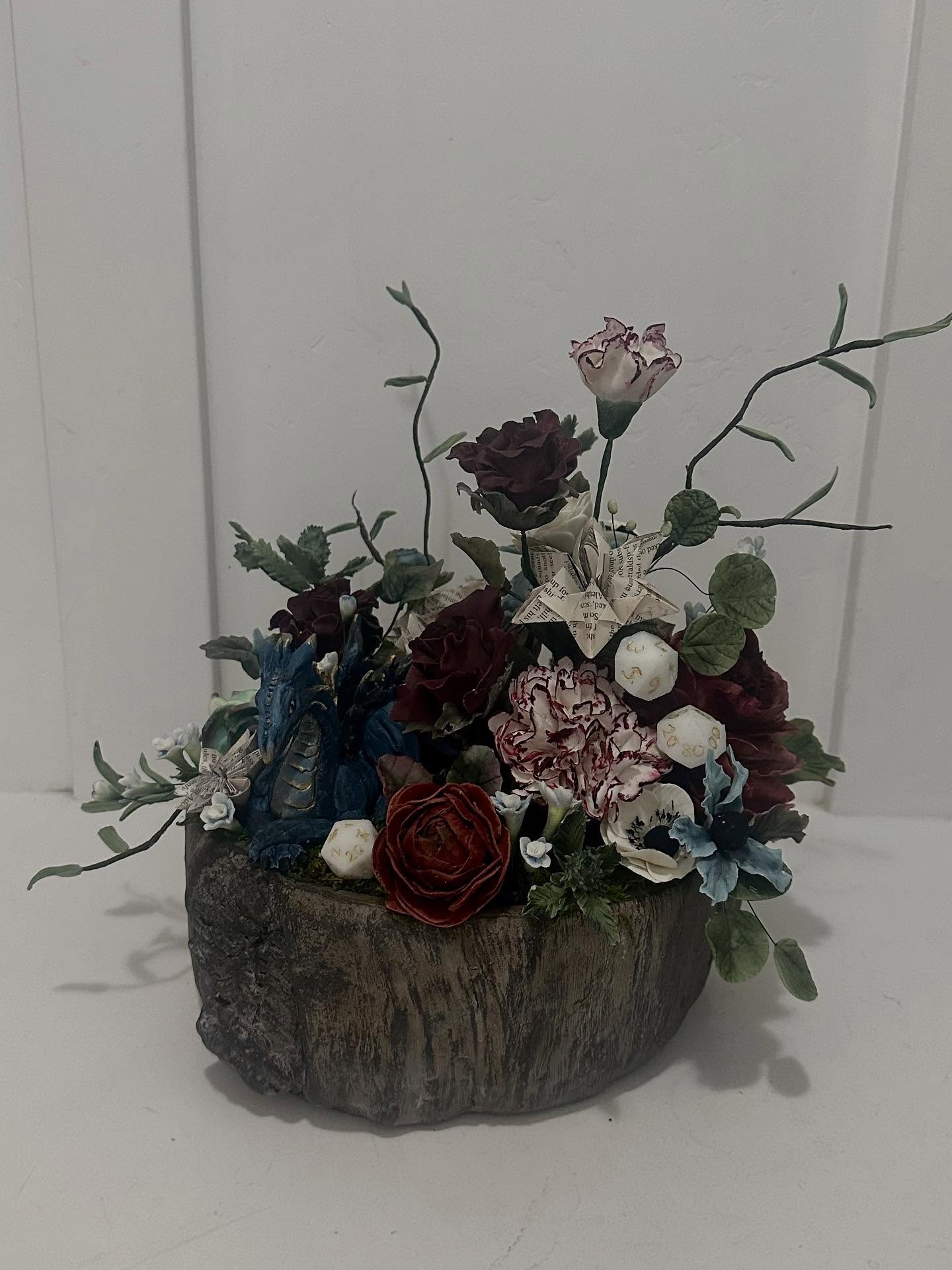 It may be getting colder where I live but sugar flowers live forever.
Put together this keepsake floral arrangement from the florals and figurine used in my d&d themed wedding cake earlier this month.
When you order sugar flowers for your cake, after your event I’ll rewire and re-arrange them in a keepsake vase or centerpiece. It’s a great keepsake from your wedding day and your wedding cake.
#gumpasteflowers #sugarflowers #sugarsculpture #dungeonanddragons #utahcakeartist #sugarartist.