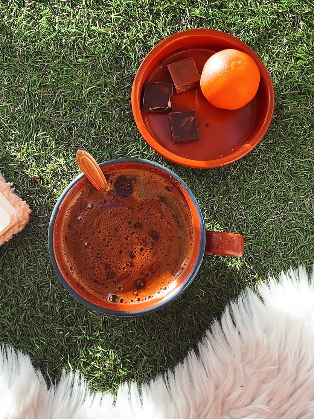 • SOLEIL, CHOCOLAT ET CLÉMENTINE •
Je procrastinais pas mal, j’avais du mal à me motiver dans la préparation de mes espaces.
Ils sont chers à mon coeur et les retours que je reçois m’aident à croire qu’ils font du bien mais pourtant les inscriptions peinent à se concrétiser et ma motivation s’en retrouve impactée.
Cependant, pour les personnes qui ont ressenti l’appel et se font le cadeau de ces moments partagés, je souhaite offrir le meilleur de ma présence et de mon énergie.
Dans 2h aura lieu mon cours de Yin yoga.
Dans 2 semaines ma retraite S’APAISER.
Un peu de chocolat au soleil, une boisson chaude, quelques clémentines et c’est parti.
Je ferme les yeux.
Je visualise.
Je ressens.
Je crée.
Et je retrouve ma joie d’ouvrir ces espaces, même si ils ne sont que pour un petit nombre.
🙏🏼
Si tu en fais partie, merci.
C’est grâce à toi que je peux continuer ce que je propose ici.
Si ce n’est pas le cas, tu peux encore nous rejoindre, tous les liens sont en biographie.
Et si tu ne fais pas partie de l’aventure, je t’envoie tout plein d’amour tout de même 🌬️❤️