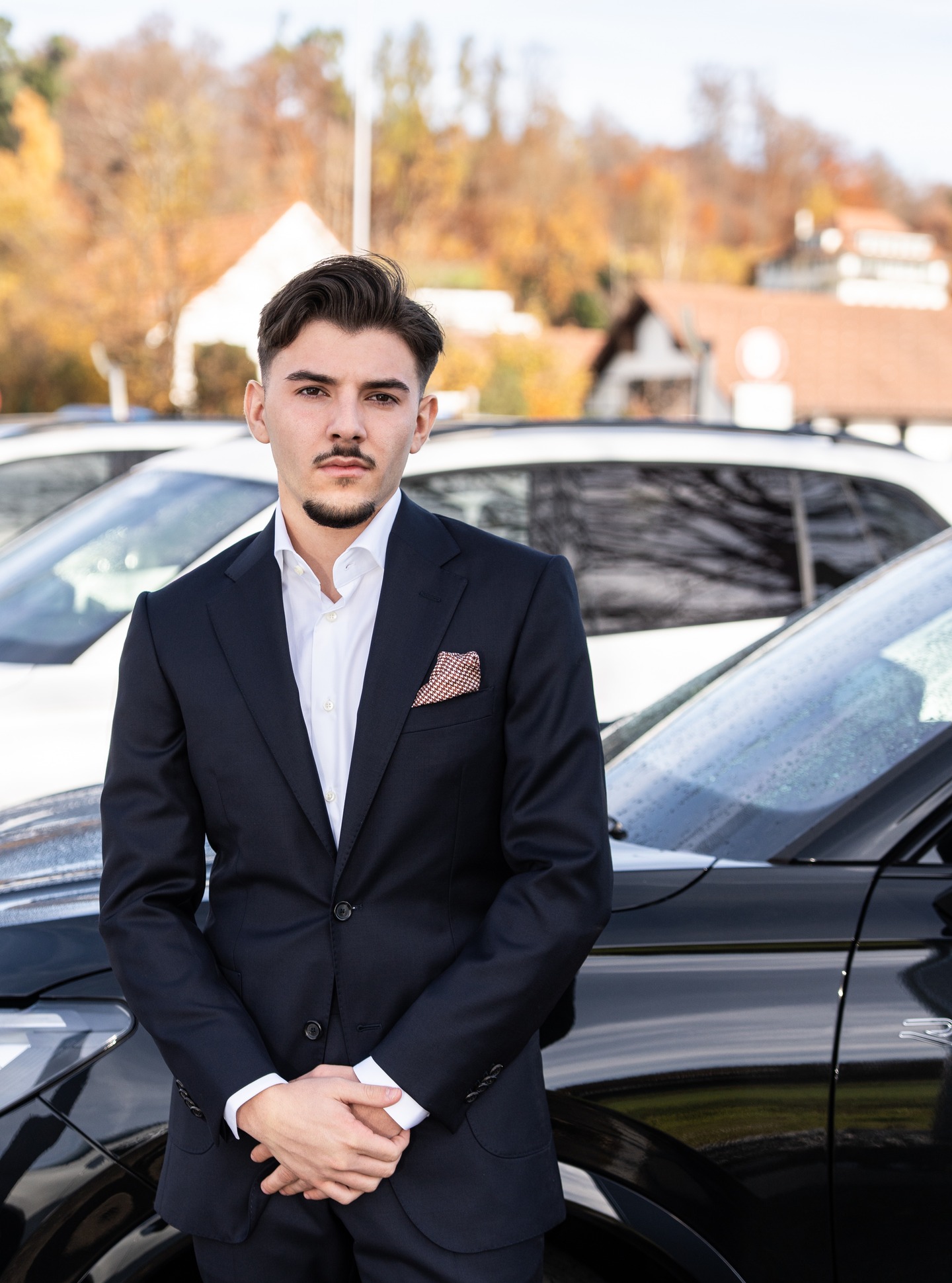 🍎 Der Apfel fällt nicht weit vom Stamm. Was für ein sympathischer junger Mann – @leonardrocii vom @autocentereffretikon zeigt Stil und Klasse. In einem maßgeschneiderten blauen Vitale Barberis aus reiner Wolle – ein echter Allrounder, tragbar zu fast jedem Anlass. Und Leonard: Du trägst ihn einfach perfekt. 👌🕴️
#MassanzugZürich #VitaleBarberis #fashions #MassbekleidungHerren #TheModernGentleman #Stilbewusst #ZürichFashion #Maßgeschneidert #masshemd #masshemdzürich #pochette