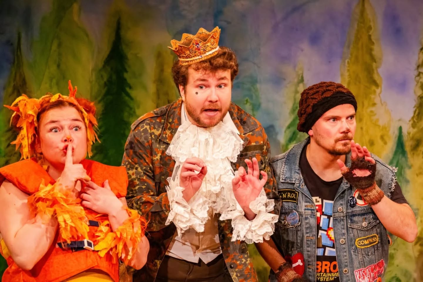 Ensi-ilta tasan viikon kuluttua!
"Juu ei kerrota kellekään, että oot hatkassa!!!
Ootko mun kaverlji?n Prinssin pukua oli jännittävä tehdä; onhan Prinssin tarinakin aika jännittävä. Prinssiä ei paljon kiinnostele prinssihommat hovissa, vaan hän on karkuteillä! Eli hatka-prinssi. Siksi vähän camo-kuosia ja muita hatkailuun sopivia häivetilavarusteita.
Tosin, jos ei kissa pääse karvoistaan, niin ei Prinssi röyhelöistään; prinssillistä tunnelmaa saatiin metritolkusta valoverhopitsiä ja kilotolkusta paljetteja.
Kruunukin on muuten valoverhoa! Pitsi kovetettiin maissijauho-vesiseoksella. Kruunua ja paljettiasioita operoi pääasiassa Tuomi @lintukirsikka , joka onkin melkoinen proppimestari. "
-Suvi Salomäki, puvustaja
Prinssi Lassi Pirinen
Musti Kalle Pulkkinen
Ankka Suvi Salomäki
Prinssikuvat Mikko Jormakka
Liput ja lisätiedot www.vaarapyora.com, linkki profiilissa
#ootkomunkaverlji #teatteri #musiikkiteatteri #joensuunpakkahuone #puvustus #lastenteatteri #lastenkulttuuri #lastenjoensuu
#joensuu #joensuuntapahtumat