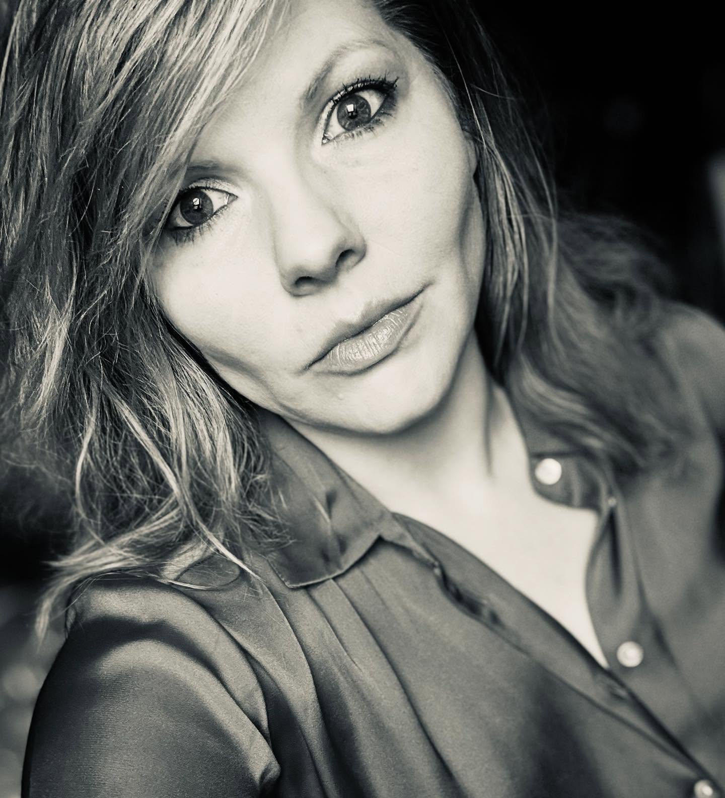 Rauw gemis, diepe liefde ik schrijf je deze woorden, bijna een jaar later 🤍mam🤍
Lieve mam,
Rouw daagt me uit wanneer de wereld doorgaat,
en ik stilsta in de leegte die jij achterliet.
Het is bijna een jaar geleden,
en het dringt steeds dieper tot me door
ik kan je stem niet horen,
je aanraking niet voelen,
je geen knuffel geven,
geen telefoontje plegen
om te vragen, te lachen, te delen, te troosten.
Die werkelijkheid is hard.
Ze weegt zwaar.
Ze doet pijn.
En toch draag ik je mee, elke dag,
in het ritme van mijn adem, in de diepte van mijn lijf.
Rouw daagt me uit opnieuw te leren lopen,
mijn ritme te vinden in een leven zonder jou.
Onwennig.
Ongemakkelijk.
Soms pijnlijk.
Soms verschrikkelijk eenzaam,
alsof ik alleen sta in een wereld die doorgaat,
terwijl ik hier nog steeds stilsta, zoekend naar houvast.
Langzaam merk ik iets veranderen:
de scherpte van het gemis wordt zachter,
de leegte voel ik nog, maar hij weegt minder zwaar.
Ik durf mijn tranen te laten stromen,
ik durf te erkennen dat het soms moeilijk is,
en ik durf de stappen te zetten,
langzaam, voorzichtig, op mijn eigen ritme.
Ik merk je in kleine momenten, mam
in een gedachte die oplicht,
in een gevoel dat mijn hart raakt,
in de zachte echo van een lach die je ooit gaf.
Een stukje van mij reisde met jou mee.
Wat ik je kon geven, blijft bij je.
Een stille, zachte verbinding altijd voelbaar.
Ik mis je lach, hoe je er altijd voor me was,
de kleine momenten samen,
het samen plezier maken om niets bijzonders.
Jij was mijn rots, mijn veilige haven.
En als ik mijn ogen sluit, zie ik jou met Woezel
samen, wakend over alles hier.
Ik heb mogen leren dat niets voor eeuwig is,
maar de liefde tussen jou en mij blijft,
stil gedragen en altijd voelbaar,
in elke ademhaling, in elke herinnering,
en beweegt met mij mee tussen hier en daar, tussen toen en nu.
Ik mis je, mam, meer dan woorden ooit kunnen dragen.
Liefs, Marlie 💋