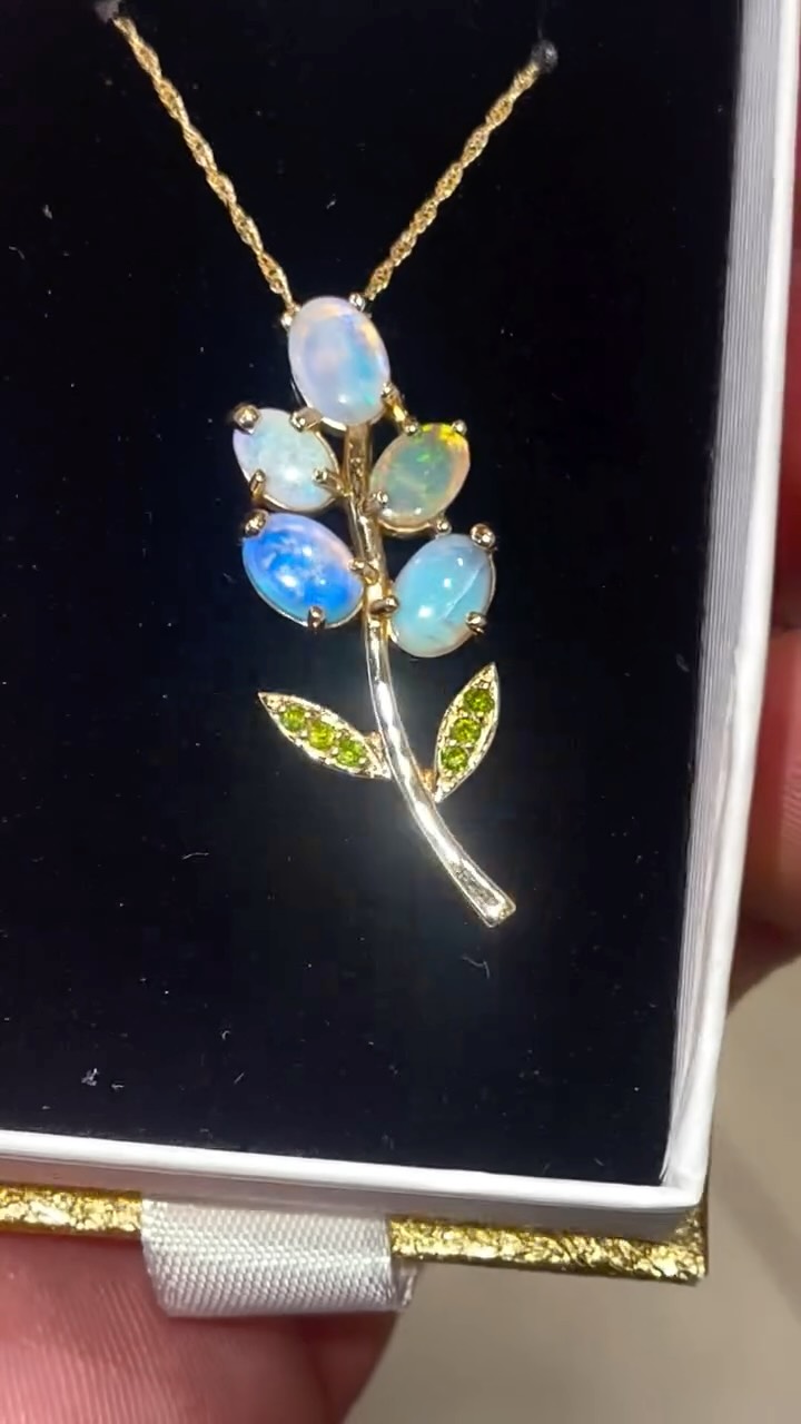 A little custom made magic from Mother Nature, Opal & Peridot Tree pendant 🌿✨💫 Created by Corey
#nataliajewellers #custompendant #southsurreyjeweller #surreybc