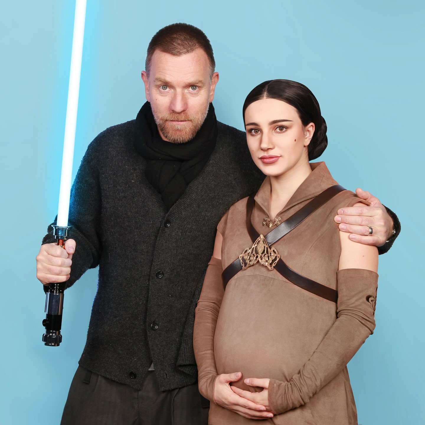 Après Hayden Christensen, j’ai pu rencontrer Ewan McGregor avec mon cosplay de Padmé sur Mustafar… et quel moment légendaire 🥹
Ewan McGregor était hyper gentil et puis surtout il a joué le jeu du roleplay pour la photo 👉👈 (d’ailleurs c’est toujours un challenge pour moi de garder mon visage neutre pour le roleplay le temps de la photo alors que quelques secondes avant j’avais un sourire jusqu’aux oreilles mdrrr)
Merci encore à @nsabers_official de me suivre dans mes aventures intergalactiques ✨
#obiwankenobi #obiwan #ewanmcgregor #starwarsrevengeofthesith #padmeamidala #starwarscosplayer #padmeamidalacosplay #lightsabers