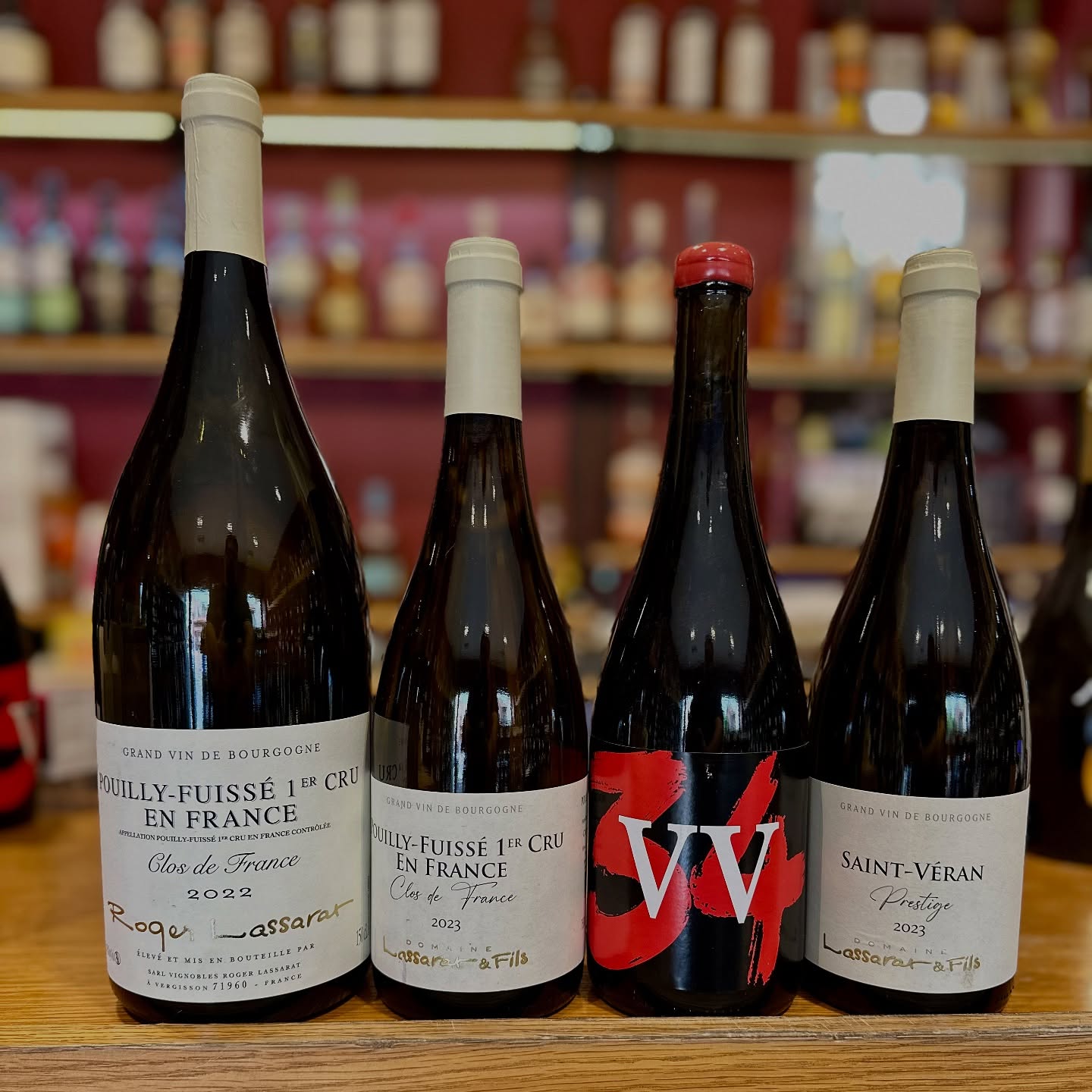 Et biiiim !
Encore une nouveauté @lapauleecannes
Retour de mon dernier voyage en Bourgogne, le domaine Lassarat et fils.
Face a la colline de Vergisson sur l’appellation de pouilly fuissé.
Des vins gourmands, vif et plein de vie
C’est bon, c’est propre, on adore
Mention spéciale pour le VV34 , un moulin à vent vieilles vignes de 2015 élevé 26 mois en fût puis 8 mois en cuve.
Une dinguerie.
#fiercommeunbartabac
#caviste #cannes #marcheforville
#gamay #chardonnay #pouillyfuissé
#grossequille
#cannestagram #instacannes