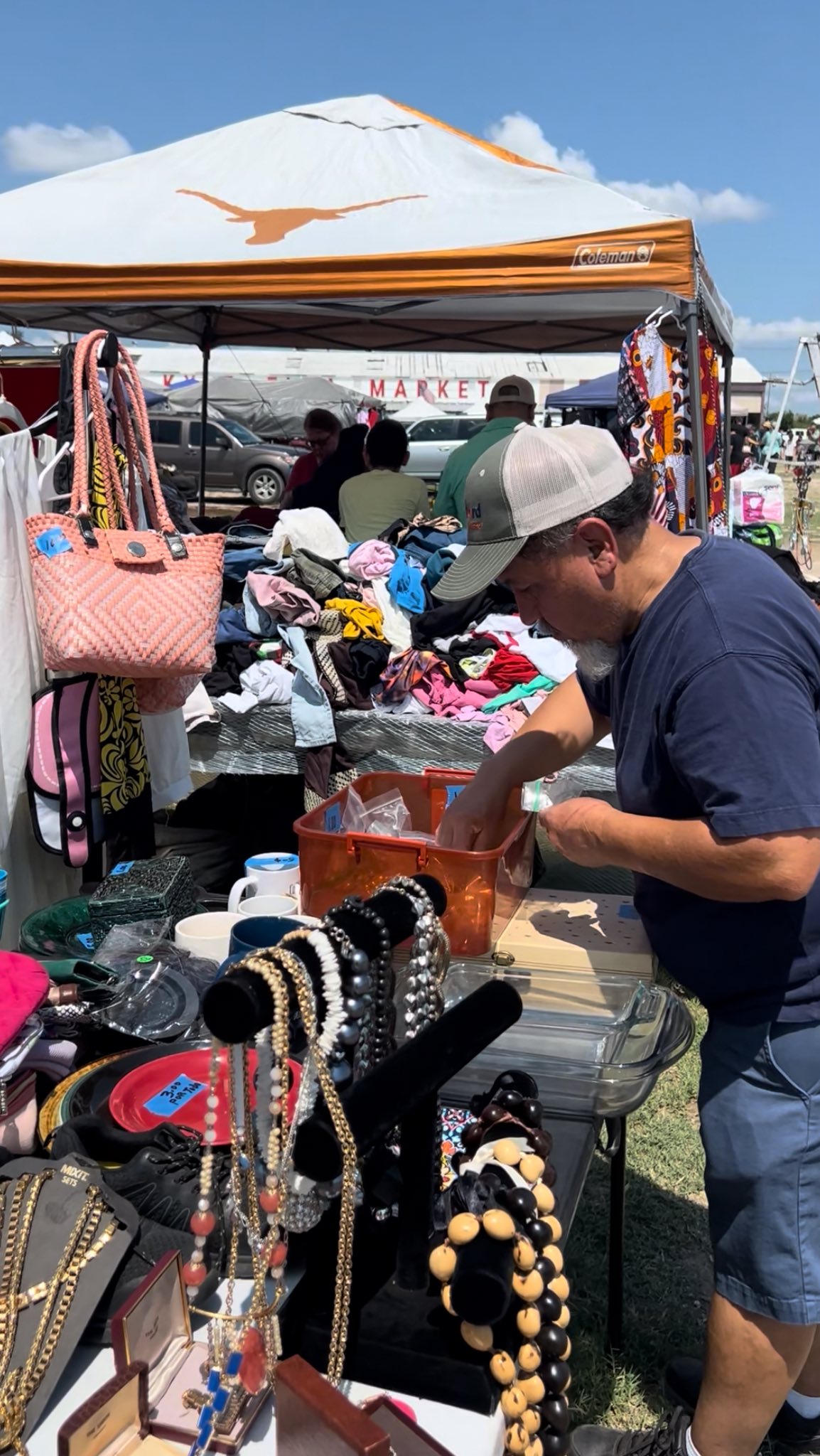 When the temperatures drop, the crowds flock. And that means vendors do too 👀 Come by every Saturday and Sunday from 9am to 5pm. We’ve got your seasonal decor, fall and winter wardrobes, outwear and tons of gifttables!
.
.
.
#fleamarket #thrifted #thrifting #secondlife #secondhand #shopsustainable #shopsmall #shopvintage #shoplocal