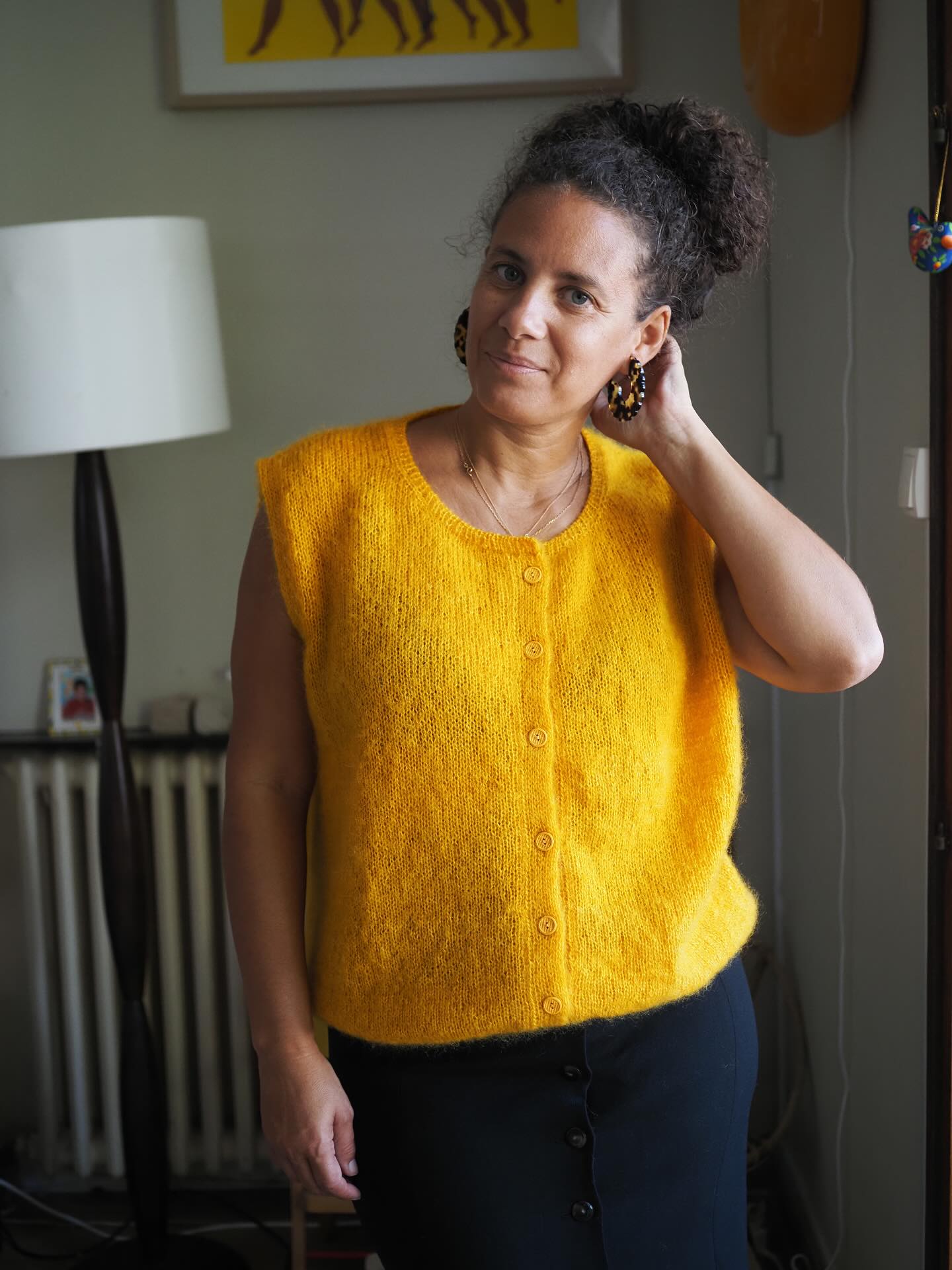 Il faut que je vous montre la version de CEZANNE tricoté par ma maman pour elle.
Elle avait un gros doute sur le fait de réussir les bandes en jersey double car elle n’en avait jamais fait. Je lui ai donc dit « Maman ne te pose pas trop de questions. Fait strictement ce que j’indique dans les instructions et ça va le faire ».
Elle l’a tricoté la taille 6. Il est donc surtaillé sur moi. Mais il fallait que je vous le montre car elle a assuré ✌🏽
Donc lancez-vous. Si on ne fait jamais rien. On apprend jamais rien.
🐿️ Retrouvez La Fiche tricot en 10 tailles en français et en anglais sur Ravelry et www.AtelierEmilie.com
Fils . Kms @yarnbysimone couleur Sunshine
.
.
#atelieremilie #ateliermiliedesigns
#knitting #knitweardesigner #mohairaddict
#tricotété #summerknitting
#tricot #strikk tricot #jeportecequejetricote
#cezannebyae #cezannebyae