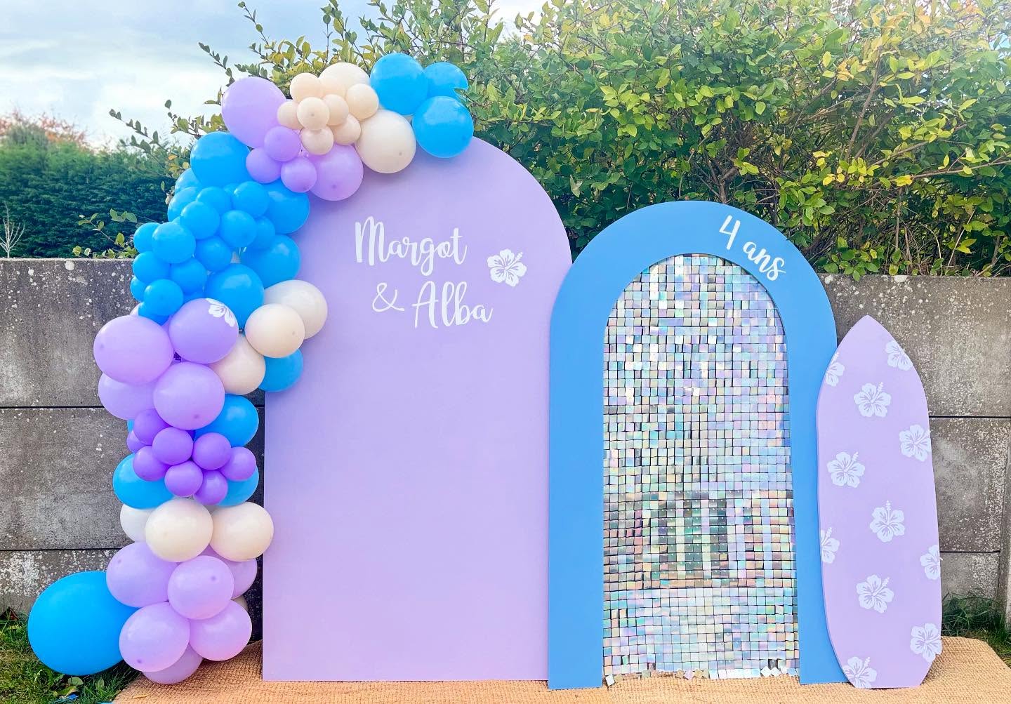 JALMA’Event ✨ A N N I V E R S A I R E ✨
Du visuel à la réalité -
On le voit partout en ce moment !
Stitch s’est invité à l’anniversaire de Margot et Alba pour les aider à souffler leur 4eme bougie.
Un décor XXL pour l’occasion : 3 panneaux fabriqués sur mesure et personnalisés : du bleu, du lilas, des ballons, des paillettes et des fleurs de tiaré 🌺.
Alors que pensez-vous du rendu visuel / réalité ?
Tous les petits détails de ce décor sont à venir ⏳
Si toi aussi tu veux fêter un anniversaire avec un super décor personnalisé, contacte-moi par email ou via le formulaire de mon site internet (lien en bio)
#anniversaire #personnalisation #event #evenementiel #jalmaevent #eventdesigner #eventdecoration #stitch #4ans