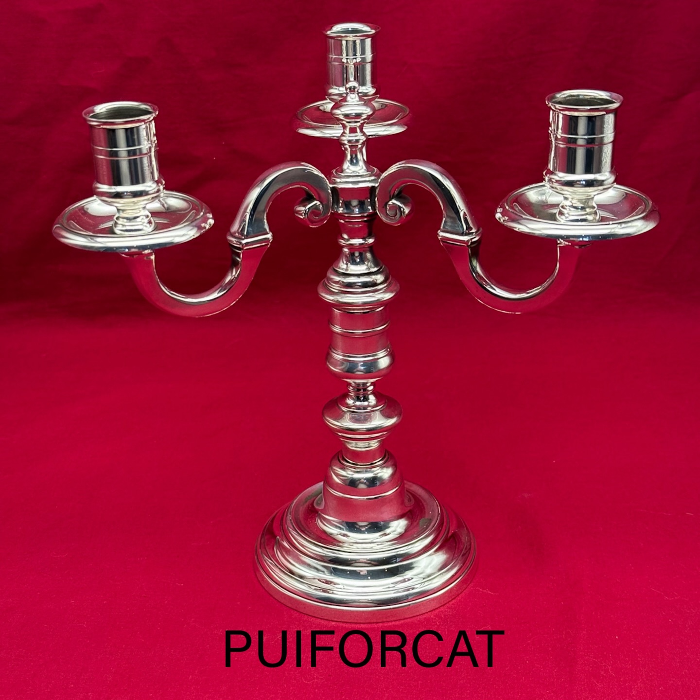 ❌vendu❌Magnifique chandelier 3 feux en métal argenté .
Maître orfèvre Emile Puiforcat .
La partie du haut étant amovible vous pourrez à souhait le transformer en bougeoir .
Hauteur : 22,5 cm
Largeur de feu à feu : 22 cm
Ø base 10,2 cm
Poids : 1kg 580
En superbe état , brillance et prestance au rendez-vous.
Signé du poinçon EP au décor de canif , et marqué Puiforcat France .
Émile Puiforcat apposera son poinçon de 1857 à 1883 date de son décès , mais son poinçon EP sera utilisé jusqu’en 1927 .
🛒 prix et disponibilité dans la boutique en ligne .
#argenterie #chandelier #bougeoir #puiforcat #emilepuiforcat #antiquites #candlestick #decorationdinterieur #misslittlebottle #savoirfairefrançais