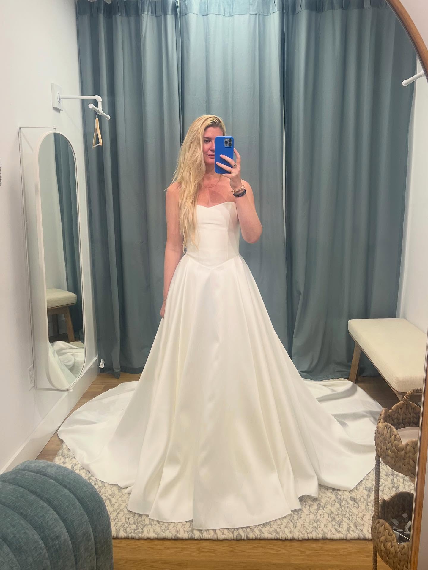 A Hamptons Bridal fav 🩵 the Valentina by @_houseofflora_ ✨