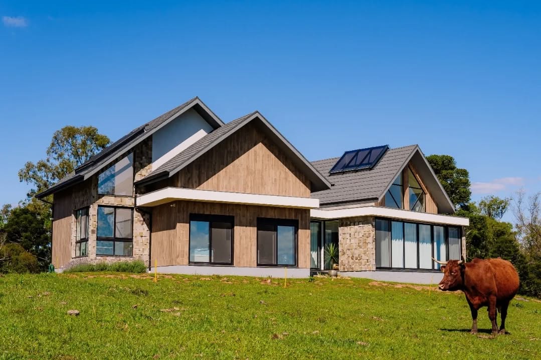 Um Sonho Que Se Concretiza: A Casa Como Parte da Paisagem!
Em meio a uma vasta extensão de gramado, onde a natureza se exibe em sua forma mais pura, surgiu o projeto desta casa — um refúgio que combina aconchego, conforto e uma conexão única com o ambiente ao redor. Aqui, o conceito de lar vai além de paredes e telhados; ele se integra ao cenário, transformando-se em parte da paisagem.
O grande desafio foi criar um espaço que não apenas aproveitasse, mas celebrasse as vistas em todas as direções, do nascer ao pôr do sol. Para isso, o design optou por amplas aberturas, com grandes janelas e claraboias que trazem a luz natural como protagonista, inundando cada ambiente de luminosidade e vitalidade.
A escolha dos materiais foi pensada para fortalecer esse diálogo com a natureza: pedras locais e tons quentes de madeira foram usados para garantir que a casa se fundisse de maneira harmônica ao entorno. Ao mesmo tempo, os proprietários — um jovem casal com uma visão arrojada e contemporânea — buscavam uma linguagem moderna e sofisticada. O desafio foi equilibrar o apelo atemporal dos elementos naturais com a ousadia do design atual.
O resultado é um lar que transcende a função, tornando-se uma extensão da própria família. Mais do que um projeto arquitetônico, é um espaço que abraça os moradores e os convida a viver em total sintonia com o mundo ao seu redor.
Agradecemos profundamente a confiança depositada em nosso trabalho. Junte-se a nós nesta jornada de criação e inspiração.
#Arquitetura #DesignContemporâneo #LuzNatural #CasaDosSonhos #ProjetoDeArquitetura #inspiracao