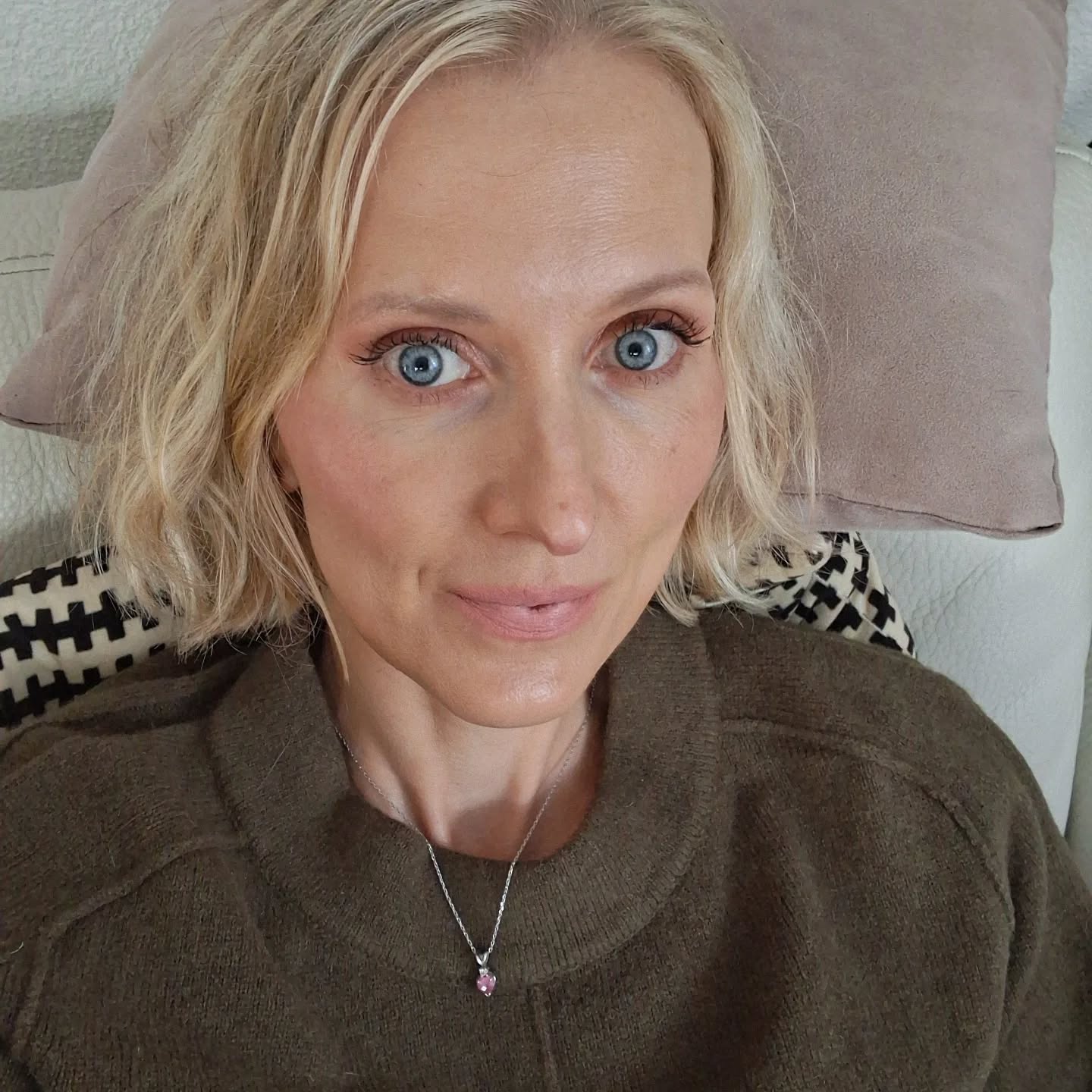 💫 Best Of Octobre 🌿
Octobre m’a offert un doux rappel:
Que l’équilibre ne se contrôle pas — il se cultive.
Entre mouvement, rires, amour, bonbons (et beaucoup de Suki 🐾)…
Un mois d’énergie, de gratitude et de vraie vie 💛
→ Swipe pour découvrir mon Best Of d’octobre 🍂
Un mois d’énergie, de douceur et de gratitude 💫
1 – Nouvelle Énergie ✂️
Parfois, couper ses cheveux, c’est bien plus qu’un changement de style.
C’est une façon de se délester du passé et de repartir légère.
Un an de repousse… et un vrai vent de renouveau ! 🌬️
2 – Sweet & Real Life 🍬
Oui, même les coachs mangent des bonbons 😉
L’équilibre, c’est aussi ça : savourer sans culpabilité.
Parce qu’un plaisir ne ruine pas tes progrès — il fait simplement partie de la vie réelle.
3 – Halloween Vibes 🎃
Marathon de spinning spécial Halloween 🧡
Du fun, du partage et de la bonne sueur !
Merci à mes incroyables collègues et aux participants pour cette énergie collective 👻
4 – Love & Gratitude 💍
5 ans de mariage civil 🤍
Et toujours autant d’amour, de rires et de complicité.
Les plus beaux voyages sont souvent ceux qu’on partage à deux ✨
5 & 6 – Câlins & Cocooning 🐾
Et bien sûr… Suki 💕
Toujours prête à me rappeler que le bonheur tient parfois dans un regard (et un manteau trop mignon 🐶).
7 – Mouvement & Énergie 💪
Bouger, respirer, s’ancrer.
Octobre, c’était aussi du mouvement conscient et de la vitalité à cultiver chaque jour. 🌸
8 – Lumière & Sérénité ☀️
Un mois qui m’a appris, encore une fois,
que l’équilibre ne se cherche pas — il se vit, un jour à la fois. 🌿
Merci Octobre… et bienvenue Novembre 🤎
#FitLeaderPro #LeadershipFéminin #BienÊtreConscient #SantéHolistique #Équilibre #Vitalité #MindsetPositif #Gratitude #ÉnergieFéminine #InspirationDuJour #SlowLifeActive #SantéEtBienÊtre #HolisticLifestyle #WomenInLeadership #IsabelleCurratCoaching