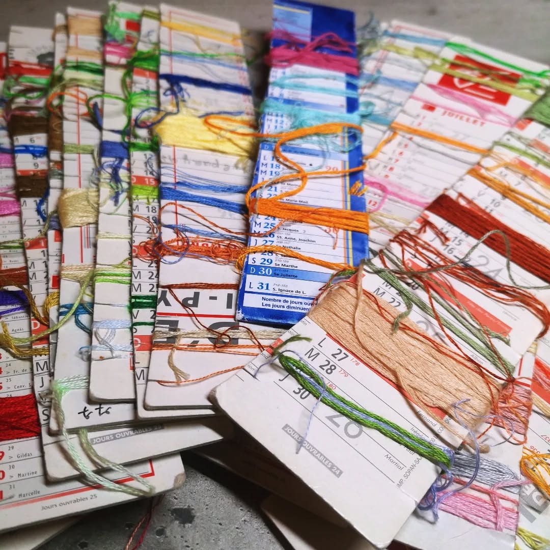 Émotion du jour,
Quand on m'offre ce qui vient des tiroirs d'une personne aimée décédée... Cette dame aimait les fils, et avait trouvé comment organiser leur utilisation jusque là dernière miette.
Une pensée pour elle et merci Carole pour le cadeau.
#fildelavie #artdufil #transmission