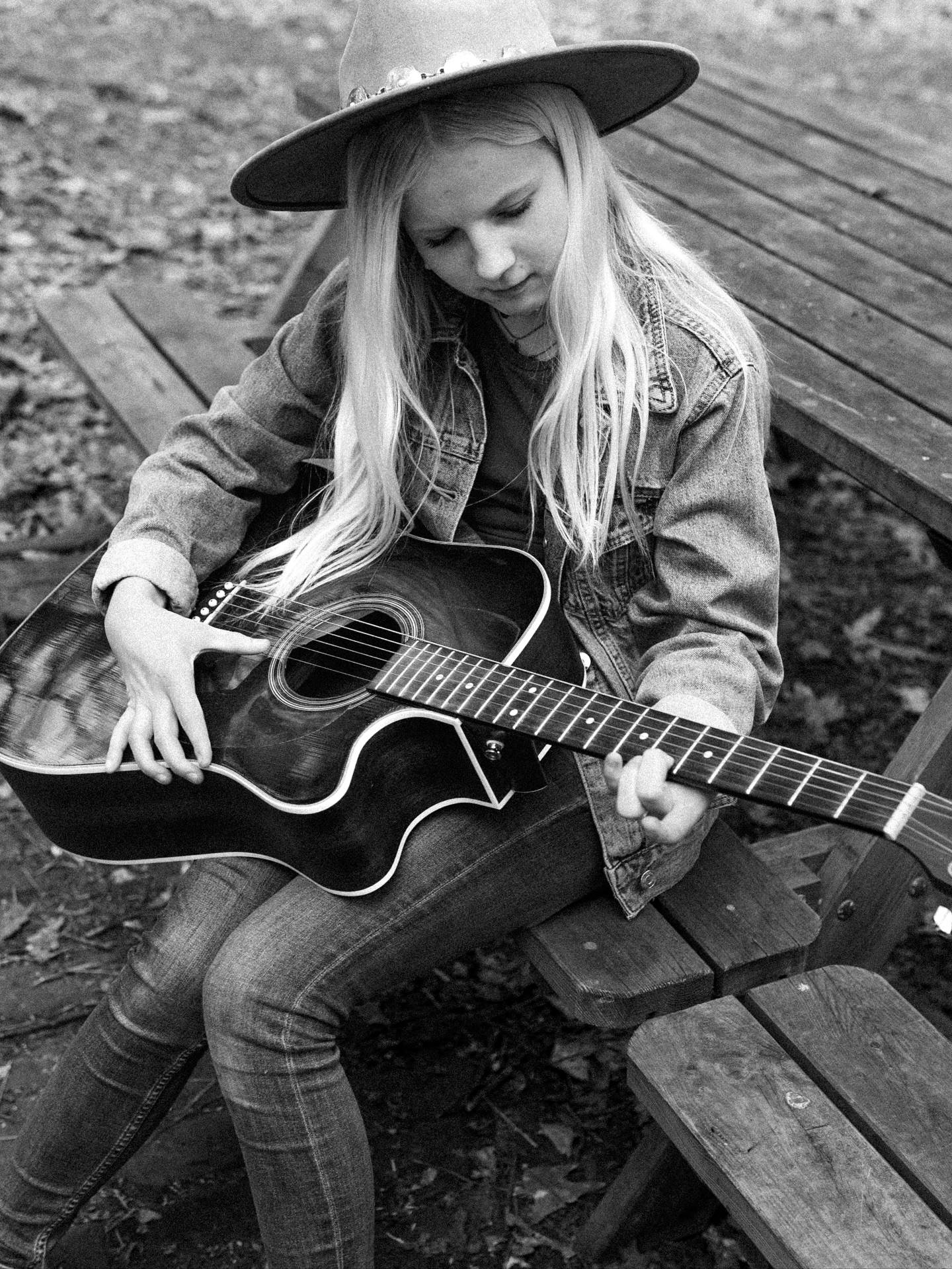 𝐒𝐨𝐦𝐬 𝐥𝐚𝐚𝐭 𝐳𝐰𝐚𝐫𝐭-𝐰𝐢𝐭 𝐞𝐞𝐧 𝐟𝐨𝐭𝐨 é𝐜𝐡𝐭 𝐬𝐩𝐫𝐞𝐤𝐞𝐧.
Ook al ben ik dol op kleur (echt, geef mij maar levendig en warm!), soms is het juist het ontbreken daarvan dat de emotie naar voren laat komen. ✨
Kleur heeft zóveel invloed in fotografie. Het kan een beeld maken of juist onrustig maken. Daarom denk ik altijd graag met je mee in kledingkeuze en locatie. 𝐀𝐥𝐬 𝐝𝐢𝐭 𝐬𝐚𝐦𝐞𝐧𝐰𝐞𝐫𝐤𝐭, 𝐤𝐨𝐦𝐭 𝐣𝐮𝐥𝐥𝐢𝐞 𝐯𝐞𝐫𝐡𝐚𝐚𝐥 𝐩𝐚𝐬 é𝐜𝐡𝐭 𝐭𝐨𝐭 𝐥𝐞𝐯𝐞𝐧. 💛
🎨 Kleur & kleding tips voor je fotoshoot
– Werk met 𝐜𝐨𝐦𝐩𝐥𝐞𝐦𝐞𝐧𝐭𝐚𝐢𝐫𝐞 𝐤𝐥𝐞𝐮𝐫𝐞𝐧 (ja, die kleurencirkel van de middelbare school 😉)
– Vermijd 𝐝𝐫𝐮𝐤𝐤𝐞 𝐩𝐫𝐢𝐧𝐭𝐬
– Hou je van prints? Kies één persoon die een print draagt en stem de rest subtiel op elkaar af
Zo blijft de focus waar ‘ie hoort: bij jullie verbinding. 🤍
𝐖𝐢𝐥 𝐣𝐞 𝐦𝐞𝐞𝐫 𝐯𝐚𝐧 𝐝𝐢𝐭 𝐬𝐨𝐨𝐫𝐭 𝐬𝐭𝐲𝐥𝐢𝐧𝐠𝐭𝐢𝐩𝐬? Laat het weten hieronder 👇 en ik deel binnenkort nóg meer inspiratie!