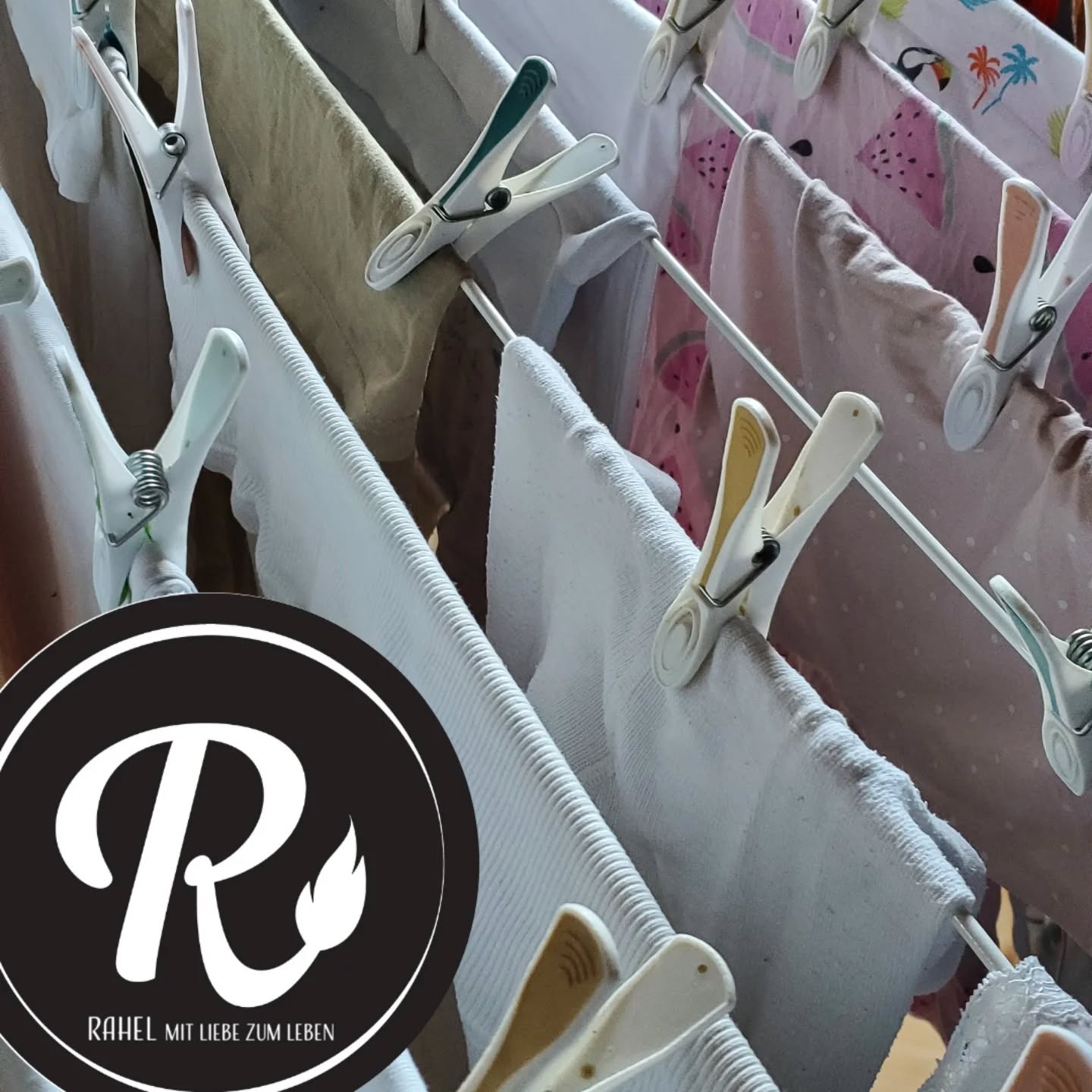 Ich bin D A N K B A R für...
...die Berge von Wäsche, die sich zu Hause auftürmt
💛 denn es bedeutet, wir haben genügen Kleider zum anziehen.
...unsere Kinder, die wütend von der Schule nach Hause kommen
💛 denn es bedeutet, sie erzählen alles zu Hause und fühlen sich bei uns geborgen.
... das schmutzige WC
💛 denn es bedeutet, alle können selbst aufs WC gehen.
... die unfertigen Ecken in unserem Haus
💛 denn es beutet, das Haus gehört uns und wir konnten noch nicht alles fertig renovieren.
... die vielen Schachteln die sich auf dem Schopf türmen
💛 denn es bedeutet, wir hatten ein schönes leeres Wohnzimmer für unsere #Landfrauenküche2025.
... das fehlende Licht in der Küche
💛 denn es bedeutet, ich sehe so gut wie eine Eule🤣 (mehr seht ihr in der Sendung)
Ich bin ehrlich, die Wäsch mag ich wegen dem nicht mehr.
Das Licht welches nach der #Landfrauenküche2025 wider demonstriert wurde vermisse ich immernoch. (An dieser Stelle einen Gruss an #srfbidelüt René, Kay und Rolli😉 dürft gerne wider kommen, mit Licht 🤣)
Die Emotionen der Kinder bündeln und sie immer wider aufs neue verstehen, ist wegen dem nicht einfacher.
Das WC putzen, muss halt auch sein. Bin aber schon dankbar, haben wir nach 10 Jahren Windeln wechseln, dieses Kapitel abgeschlossen.
Sehe ich meine Berge von Arbeit in einem anderen Blickwinkel, erfüllt es mich mit Dankbarkeit.
Dankbarkeit für so viele Dinge die ich haben darf. Einen neuen Blickwinkel auf die täglichen Herausforderungen lohnt sich manchmal 💛
Es gelingt mir nicht immer...
Ich hoffe aber, es gelingt mir immer öfters 💝
Das wünsche ich auch dir💕
Rahel 💛
#biohof_rofel #langwies #rahelmitliebezumleben #lebenmitkindern #herausforderungen #schanfigg #bäuerin #haushalt #dankbarkeitfühlen #dankbarfüralles