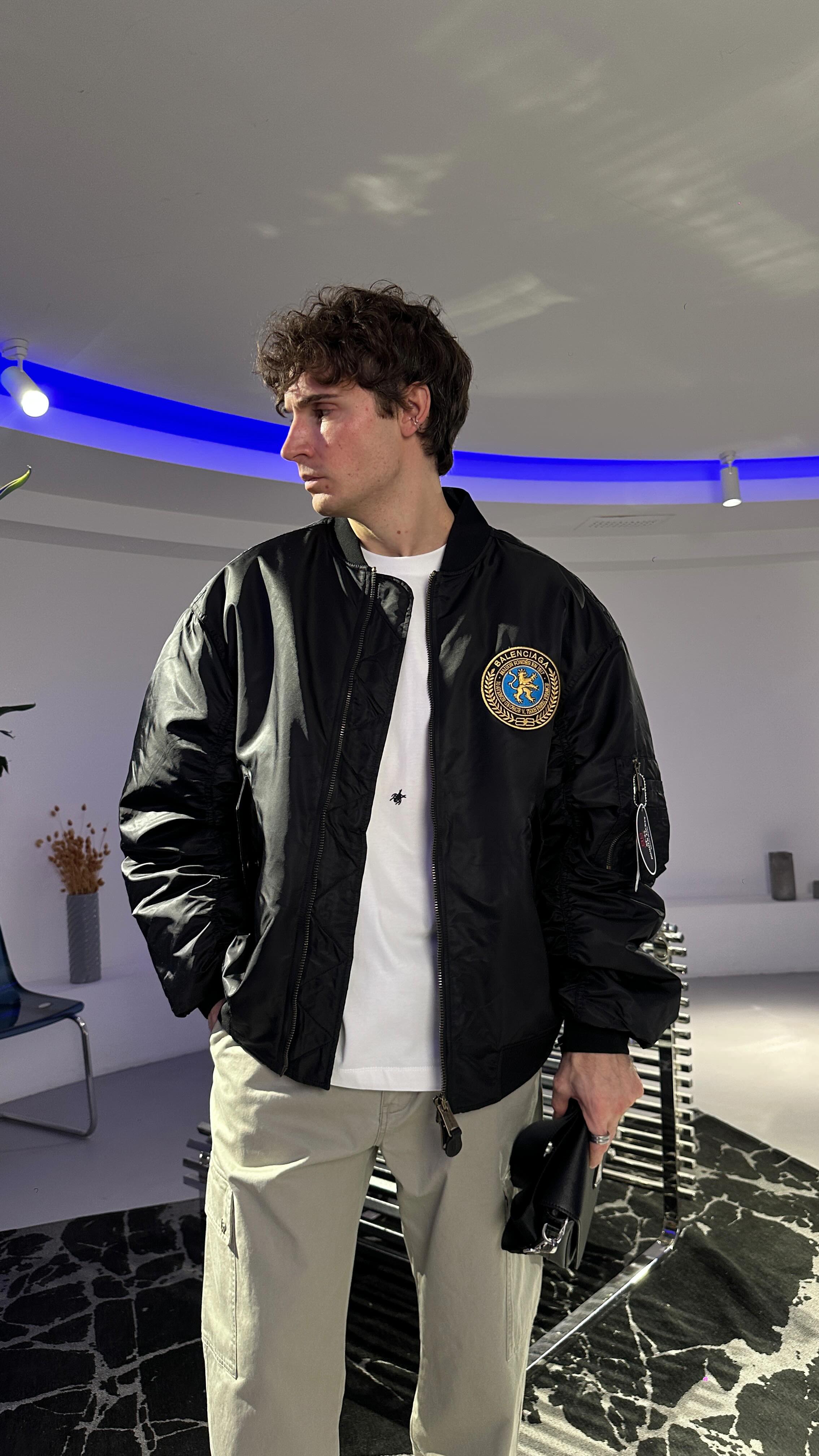 Лімітована модель.
_________________________
Куртка виконана з преміальної технічної тканини з делікатним глянцем, має ідеально збалансований oversize-силует, характерну емблему із золотисто-синьою геральдикою та функціональні елементи у стилі класичної льотної куртки.
📌 У НАЯВНОСТІ
📍М. КИЇВ ВУЛ. АНТОНОВИЧА 125В
⏰ 11:00-19:00
https://www.zeon-shop.net
__________________________
У пошуках чогось особливого? Надсилай фото – знайдемо для тебе бажану модель! 🕵️♀️