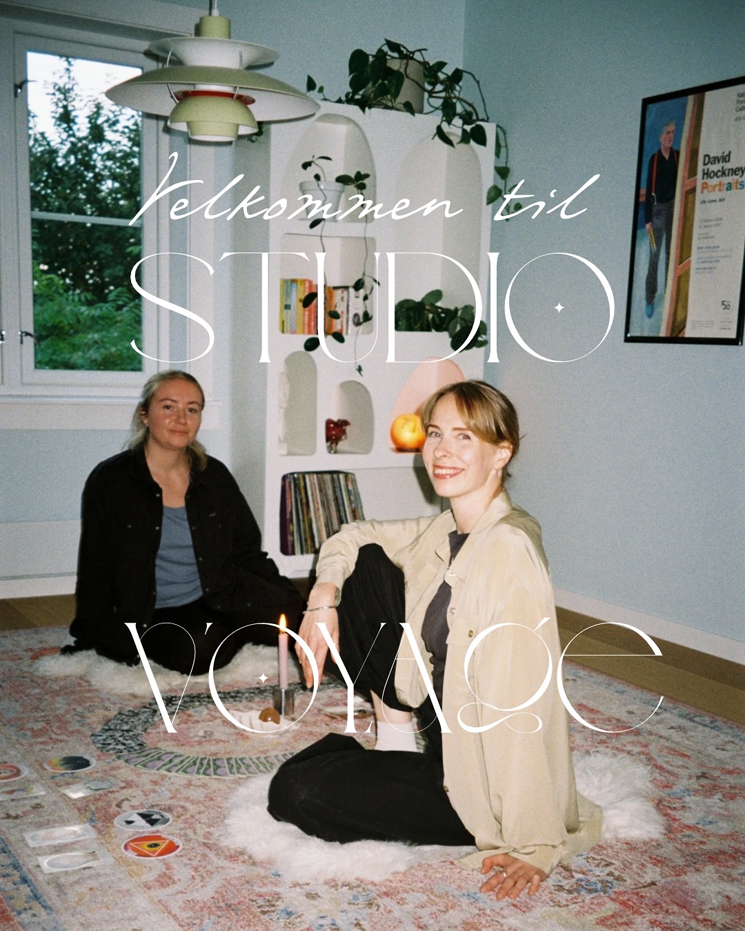 Hei! Vi er Kari og Julie, skaperne av Studio Voyage – et rom med fokus på felleskap, personlig vekst og emosjonell intelligens. 🪸💕
Studio Voyage er et sted for tilstedeværelse, nærvær, kvinnekraft og forbindelse. Her kan du lande, puste og komme hjem til deg selv - midt i hjertet av Oslo.
I morgen åpner vi dørene til noe vi har drømt om lenge, og vi gleder oss til å dele reisen med deg! 🫶
Følg med her – lanseres 31.10✨
.
.
.
#studiovoyage #kvinnefellesskap #eqterapi #vekst #spiritualitet #sirkelarbeid #vekst #kvinnesirkel #fellesskap #houseofconsciousness