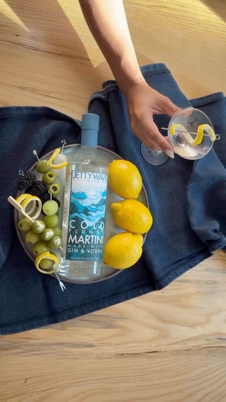 Dinner plans? Think Cold Plunge Martini!! 🍸
#coldplungemartini #jettywavemartini #jettywavedistillery #halfmoonbay #vespermartini