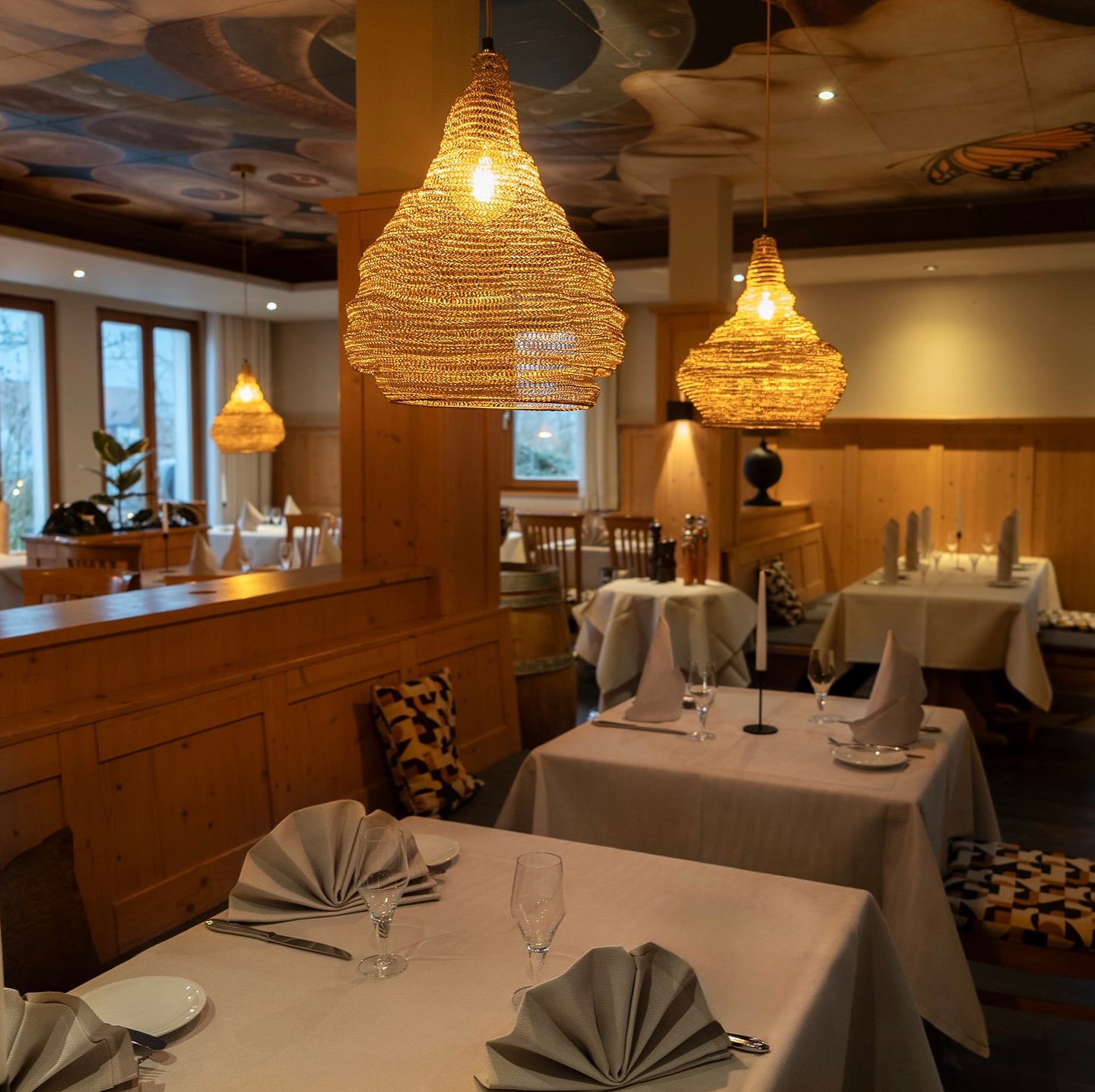 Herbstzeit ist Wohlfühlzeit 🍂🍁
Wenn’s draußen früher dunkel wird und der Regen ans Fenster klopft, wird’s bei uns drinnen richtig gemütlich.
Kerzenschein, warmes Licht, gutes Essen – genau das, was man jetzt braucht. Wir können’s kaum erwarten, euch bei uns zu begrüßen. 😊
#herbststimmung #herbstzeit #gemütlicheatmosphäre #wertheim #bestenheid #bestenheiderstuben