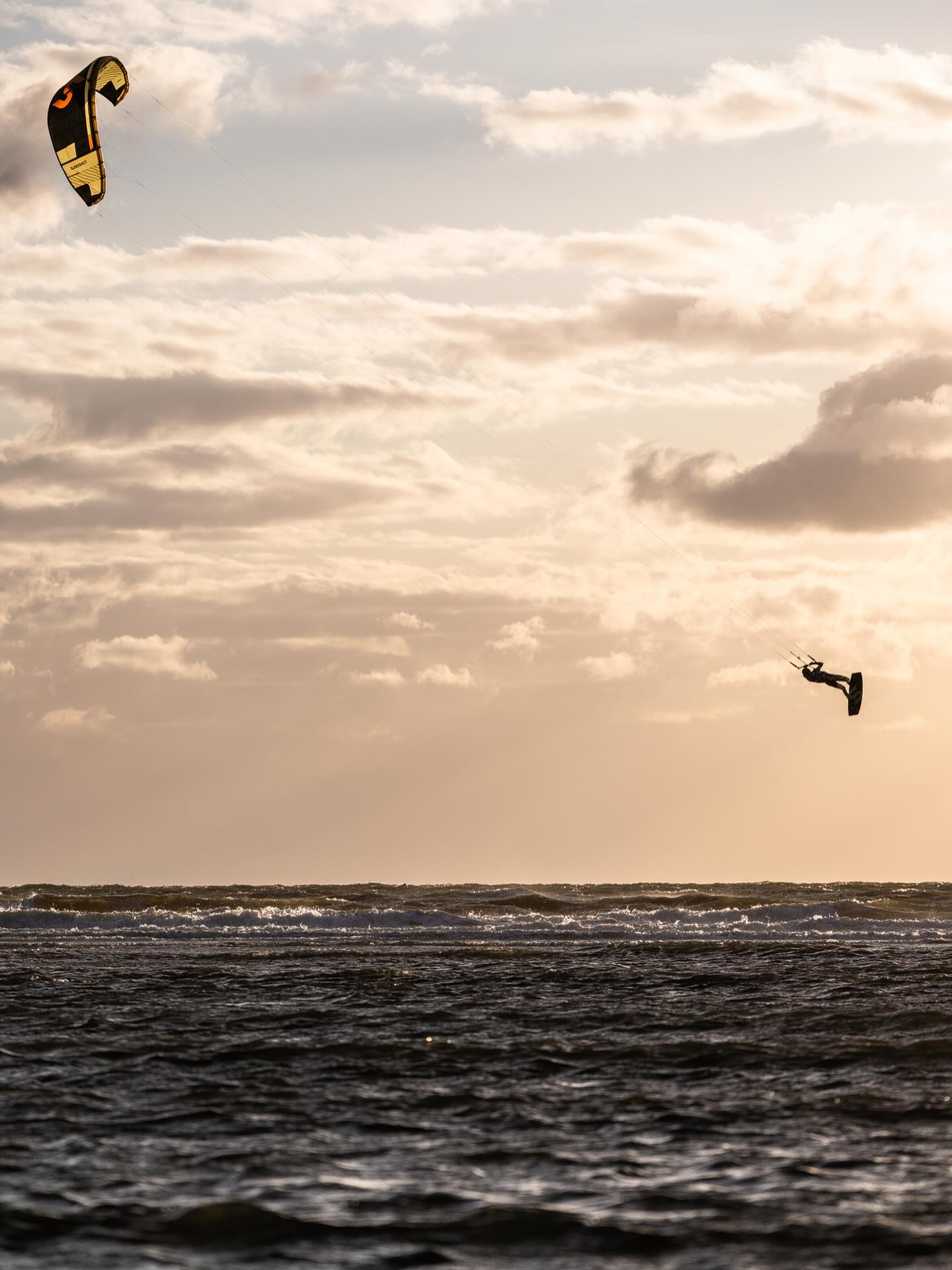 Power, precision, and flow - kitesurfing at its best 🌊🌅
@danielpankoke
#Gkakiteworldtour #gkayouth #GKAWorldtour #stpeterording #vwn #partnerdersurfer #volkswagen_journey #californiawelt #autostadt #koenigpilsener #kitesurfing #bigair #waterkant #rewe #californiakitesurfmasters
