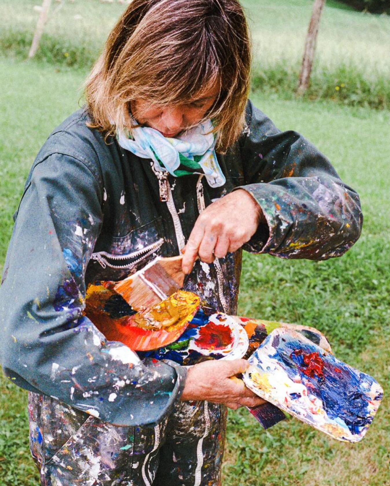 Il y a la toile, la couleur, le vent.
Et puis moi, simplement.
En train de peindre, de chercher, de rater, de
recommencer.
Ce moment-là, c’est l’atelier du dehors : sans cadre, sans filtre, juste la rencontre entre la main et la nature.
Hizelaya
📷 @alexismonnoyeur