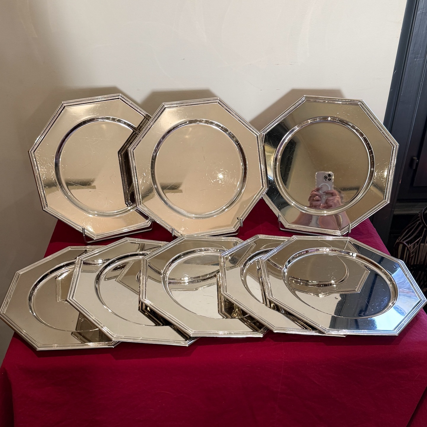 Sublime série de 8 assiettes de présentation octogonales.
En métal argenté, contours à triple bordures .
Largeur : 30 cm
Ø intérieur : 21 cm
Poids d’une assiette : 780 grammes
En très bel état, bien sûr quelques traces et rayures d’usage.
Un métal de qualité au vu du poids et une très belle brillance, présence d’un petit poinçon de fabrication à définir.
Une merveille pour illuminer vos tables de fêtes
🛒 prix et disponibilité dans la boutique en ligne
#argenterie #assiettesmetalargente #assiettesoctogonales #plates #assiettesdeprésentation #decorationdetable #artdelatable #artderecevoir #brillance #elegance #diner #setthetable #tabledefetes #antiquite #misslittlebottle