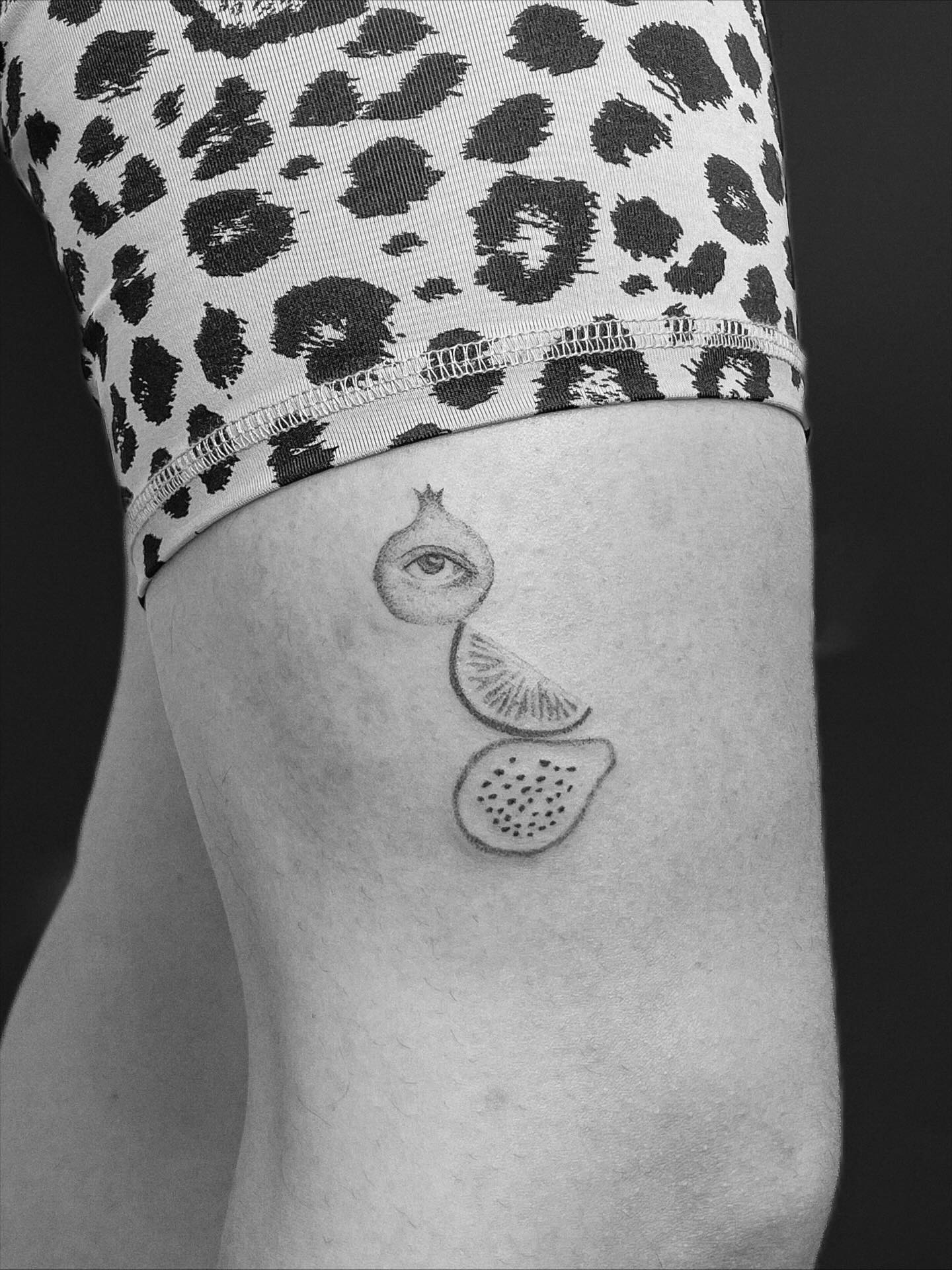 kernfrage
merci theresia!
gepikst bei @die_verspaetung
#fruittattoo
#eyetattoo
#surrealtattoo
#handpoke
#handpoketattoo
#minimalisttattoo
#weirdtattoo
#dreamytattoo
#arttattoo
#femaletattooartist
#tattooinspiration
#tattooart
#tattoodesign
#dresdentattoo
#weimartattoo
#erfurttattoo
#jenatattoo
#studioknuts