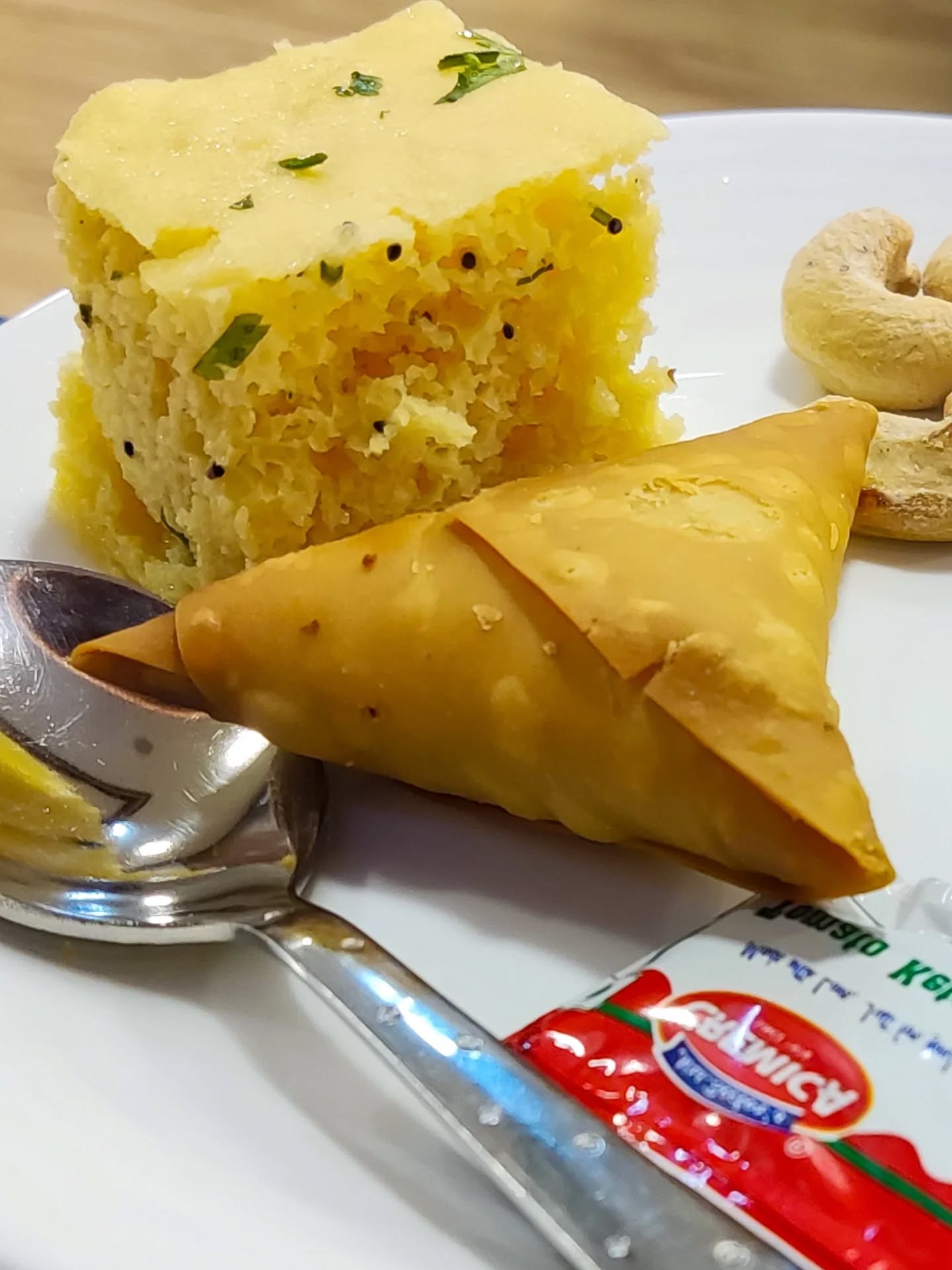 La inmensidad cultural de la India se revela mejor en su cocina. Cada región es un mundo culinario por sí mismo: el norte abraza sabores cremosos, donde el pan y los lácteos protagonizan; el sur se inclina por el arroz, el coco y los curris más intensos; el este aporta frescura y notas dulces, mientras que el oeste ofrece sabores vibrantes y picosos.
Esta diversidad se debe a siglos de intercambios culturales, migraciones, rutas comerciales y religiones que han dejado una huella profunda. Por ejemplo, el vegetarianismo marcó la cocina en zonas influenciadas por el hinduismo y el jainismo, mientras que las especias llegaron por comerciantes árabes y persas.
La mesa india es también un territorio donde conviven aromas de Persia, sabores europeos, técnicas ancestrales y tradiciones locales. Cada plato ―desde un thali hasta un simple chai― es un mapa vivo de un país que encuentra en su gastronomía una forma de expresar identidad, hospitalidad y espiritualidad.
.
.
.
Photos by @jatflo
.
.
.
#IndiaFood #IndianCuisine #SpicesOfIndia #FoodCulture #IncredibleIndia #TasteOfIndia #StreetFoodIndia #FoodJourney #FoodieTravel #CurryLove #MasalaMagic #GlobalFlavors