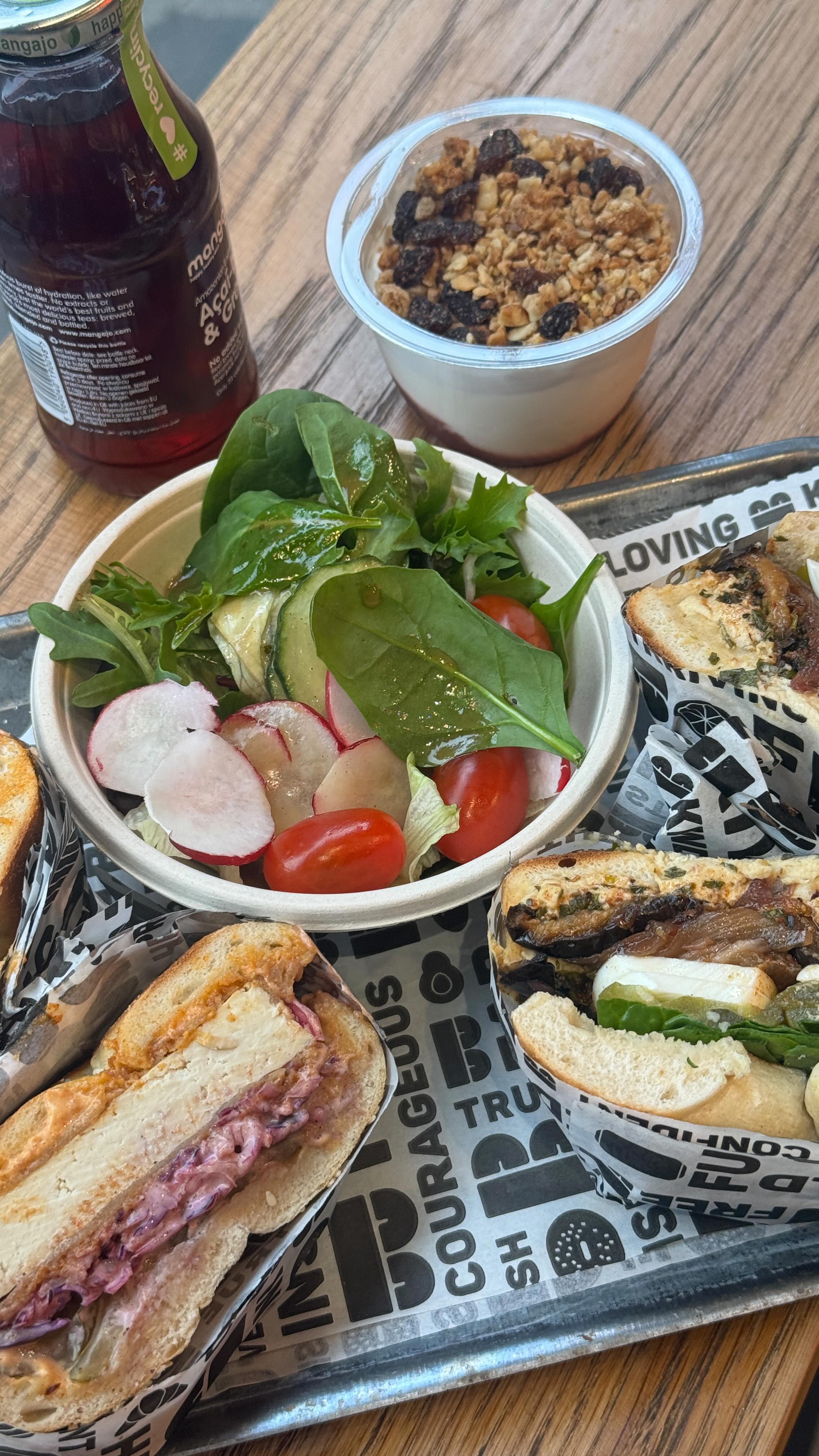 No better way to enjoy a bagel than with a friend ❤️
tag yours below to remind them to get a bagel date booked in🤝
#bestiedayout #thingstodoinlondon #londondayout #foodspots #foodspotslondon