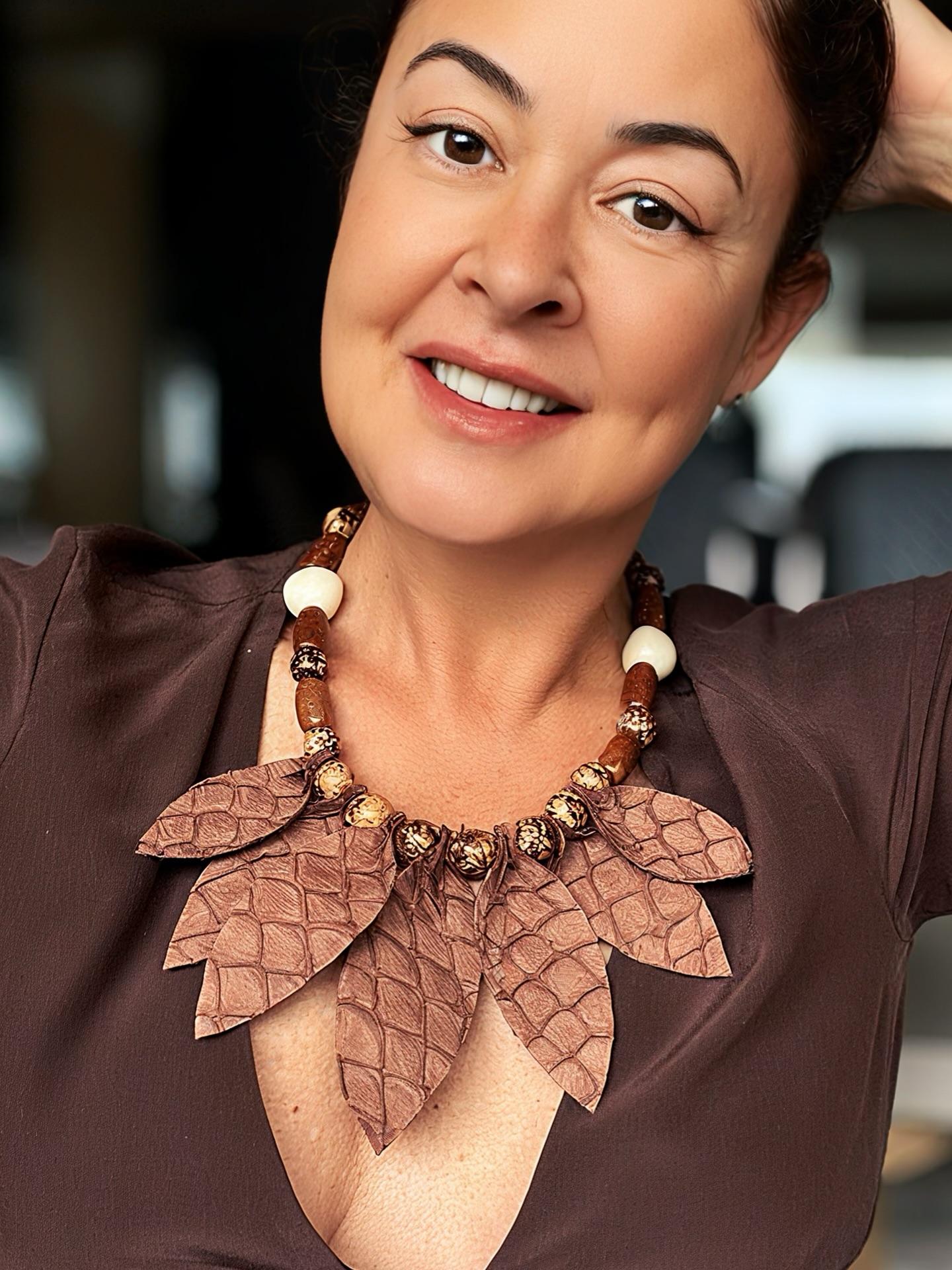 Para quebrar a monotonia de um visual monocromático, nada melhor do que um belo acessório marcante e de personalidade como o nosso colar folhas curtas feito em couro de pirarucu e sementes do cerrado.
A cor marrom traz sutileza e elegância.
Conheça mais a nossa Coleção Couro acessando a nossa virtual e escolha a sua peça favorita.
Aproveite, ainda, o FRETE GRÁTIS para compra de quaisquer produtos pronta entrega.
#luxosustentavel
#elegancianatural
#biojoiasdeluxo