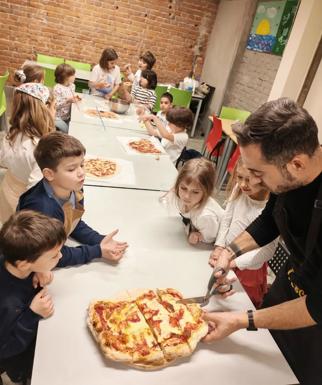 Una lezione di gastronomia italiana… solo alla Scuola Italiana!🍕
👩🍳👨🍳 Questa settimana, nel programma doposcuola, i bambini della prima e seconda elementare sono diventati piccoli pizzaioli e si sono divertiti un mondo! 🎉
Hanno impastato l’impasto con entusiasmo (e con tanta farina ovunque 😄),
hanno steso la salsa di pomodoro 🍅 e hanno messo la mozzarella in abbondanza, per un extra yummmy 🤤🧀✨
🍕 Alla fine, hanno gustato con piacere le loro deliziose creazioni.
O lecție de gastronomie italiană… doar la Școala Italiană!🍕
👩🍳👨🍳 În această săptămână, în programul de after school, elevii de clasa I și II au devenit mici pizzaioli și s-au distrat pe cinste! 🎉
Au frământat aluatul cu entuziasm (și cu multă făină peste tot 😄),
au întins sosul de roșii 🍅 și au pus mozzarella din belșug, pentru extra yummmy 🤤🧀✨
🍕 La final, au savurat cu poftă propriile creații delicioase.