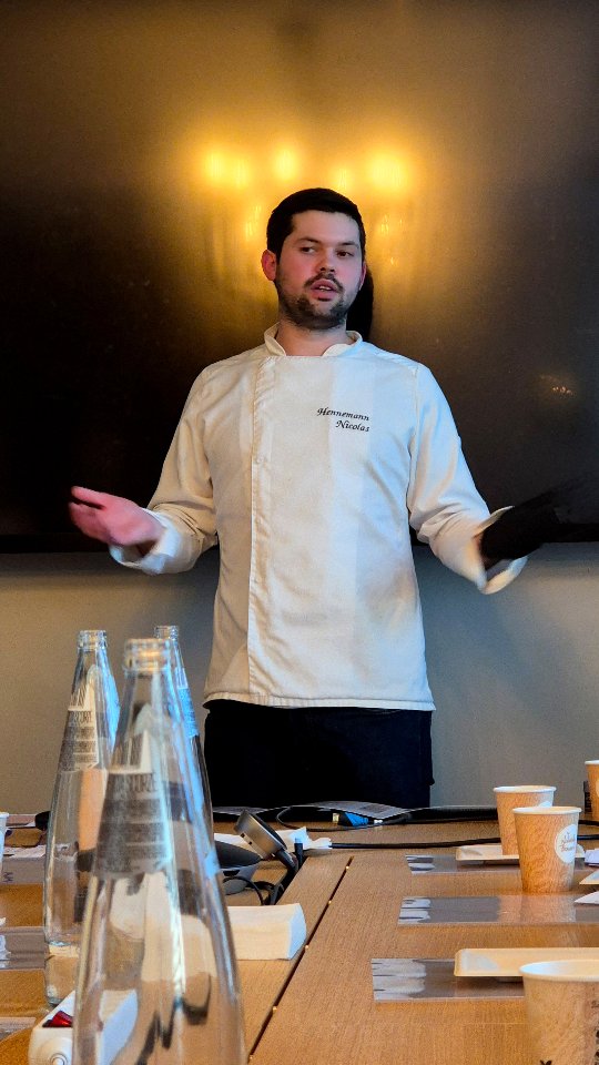 ✨ 🍫 Dégustation de chocolats d’exception avec le Chef – sur réservation uniquement 🍫 ✨
🥂 Et si vous viviez une expérience unique, où le chocolat se découvre comme un grand cru ?
🌍 Lors de nos dégustations d’exception, nous vous invitons à explorer les origines, les textures et les arômes rares de nos chocolats, comme on le ferait pour un vin.
👁️🗨️ Vous apprendrez à observer les couleurs,
👃 à respirer leurs notes intenses,
👅 et à savourer chaque nuance… un véritable voyage sensoriel à travers le cacao.
🌍 Une expérience immersive, élégante et conviviale, pensée pour les amateurs de goût et de belles émotions.
📍 Les dégustations ont lieu dans notre boutique, dans le cadre prestigieux du Grand Hôtel-Dieu à Lyon, et sont uniquement sur réservation – à partir de 8 personnes minimum. 👥
💌 Pour réserver votre moment d’exception : contactez-nous directement en message privé ou par e-mail.
✨ Laissez le chocolat vous raconter son histoire… 🍫
#Atelier #dégustation #chocolat #artisan #patisserie #nicolashennemann #lyonfoodies