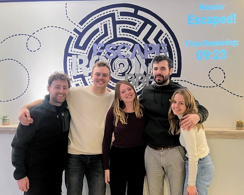 Wat zou er gebeuren als jij opgesloten zit in onze escaperoom? Er is maar één manier om erachter te komen… 😉 Deze toffe teams gingen de uitdaging aan!
Boekingen en info: www.escaperoombree.be #escaperoom #uitdaging